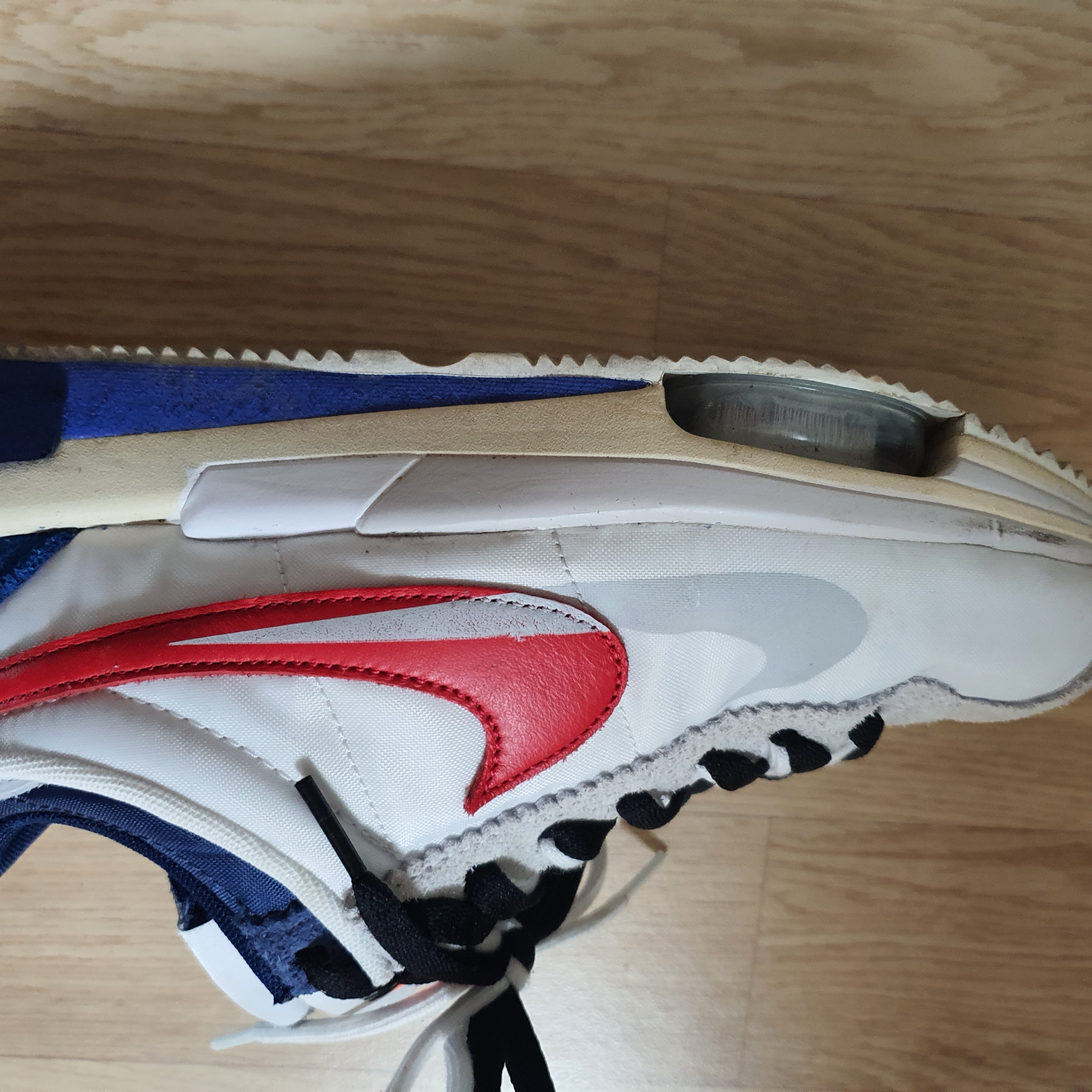 Nike x Sacai Zoom Cortez SP White and University Red 착용 스타일 - 1