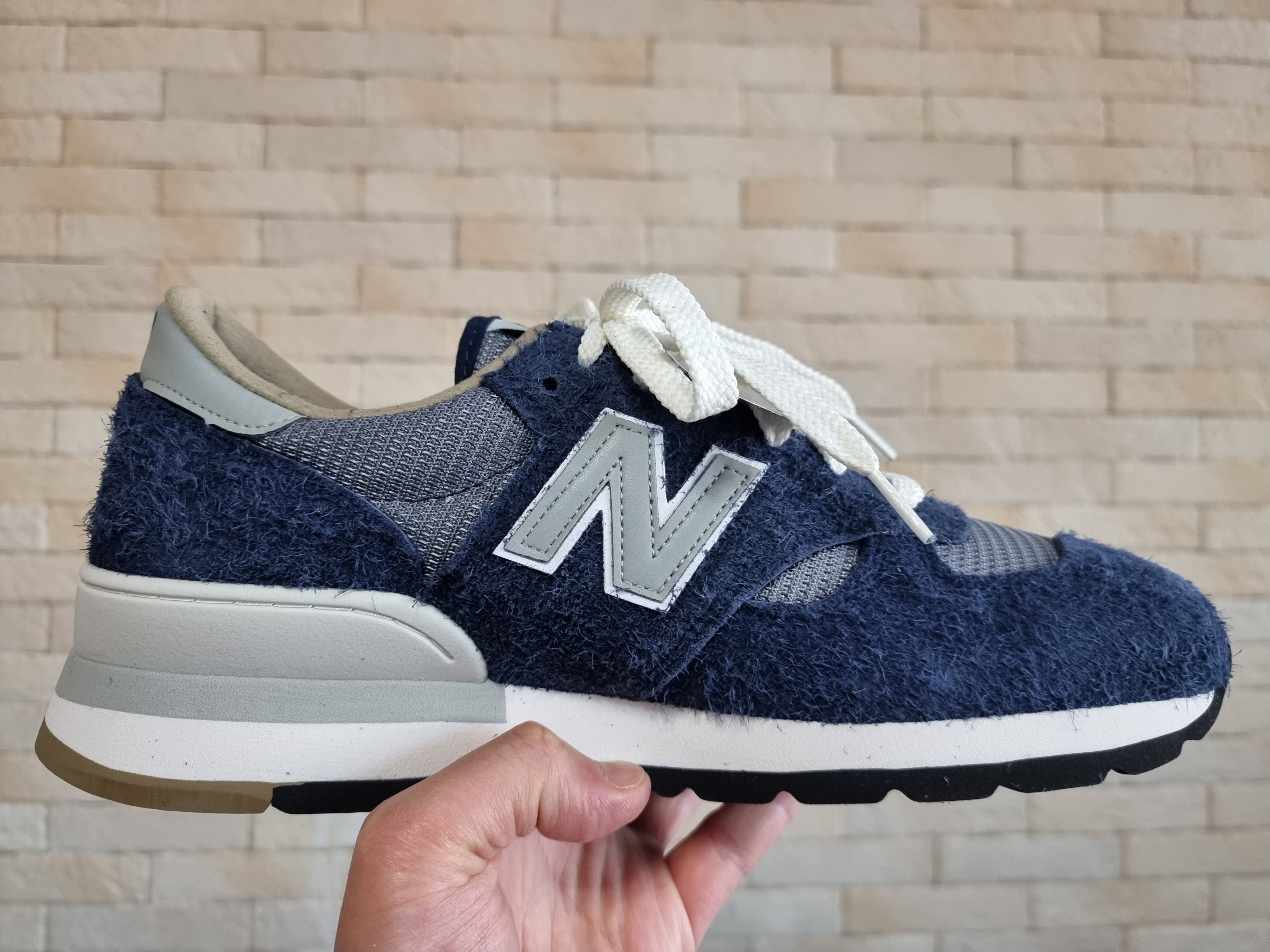 New Balance x Carhartt WIP 990v1 Made in USA Sculpture Center 착용 스타일 - 2