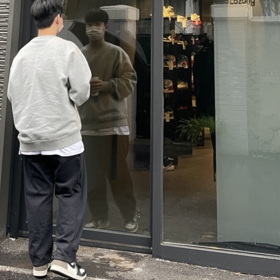 Jordan 1 Retro High OG Black Mocha, Nike x Stussy NRG ZR Fleece Crewneck Heather Grey - US/EU 착용 스타일 - 1