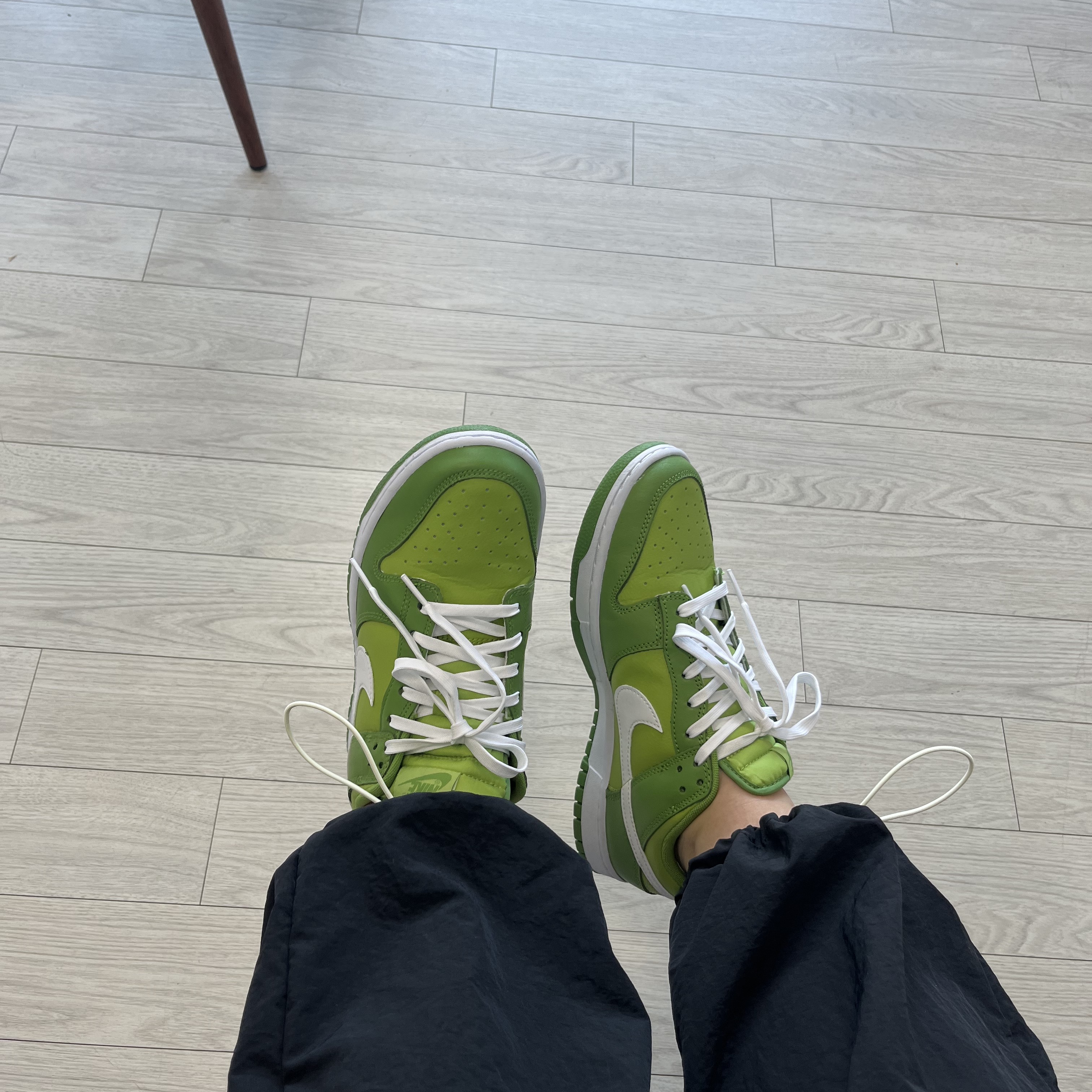 Nike Dunk Low Retro Vivid Green 착용 스타일 - 2