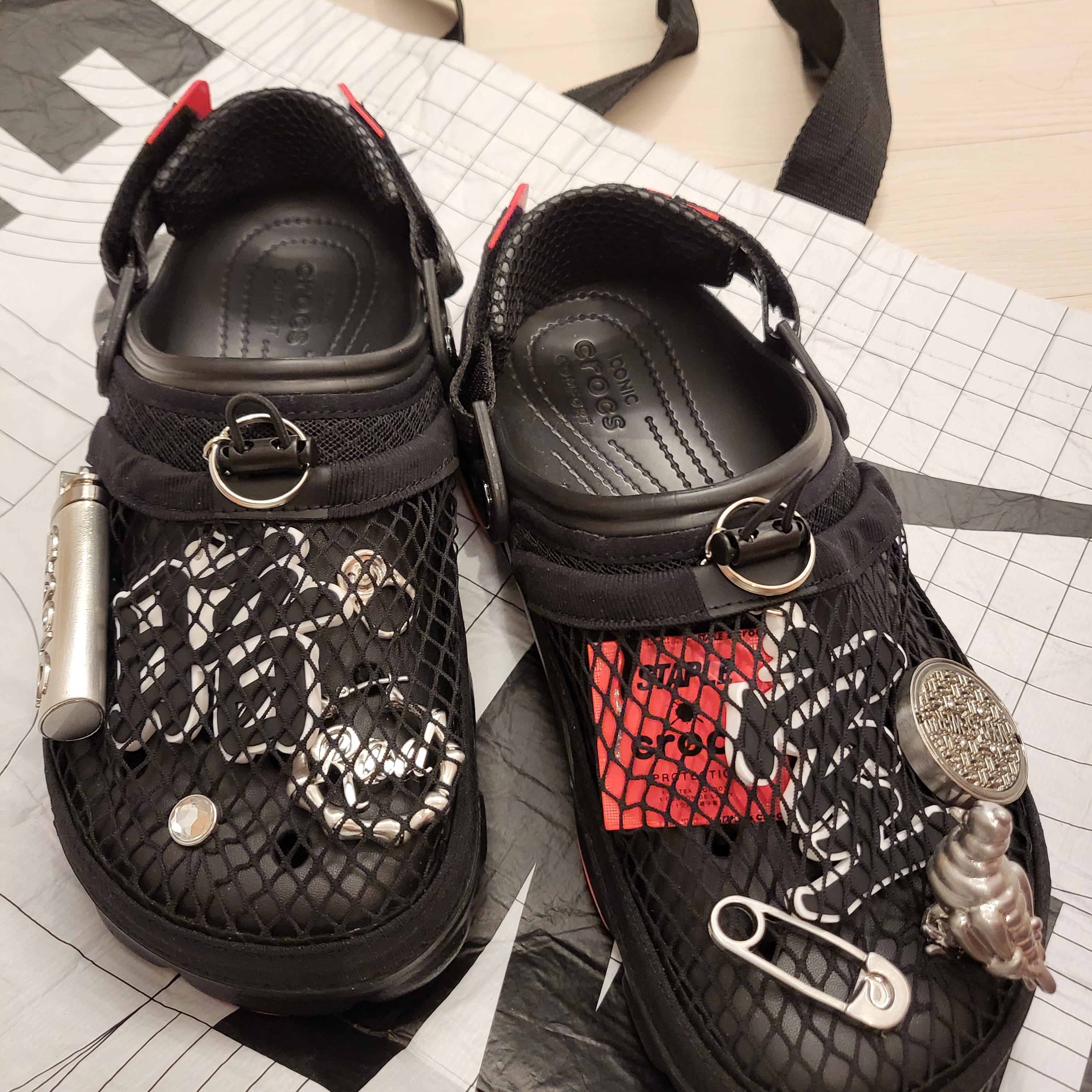 Crocs x Staple Classic All Terrain Clog Black 착용 스타일 - 1