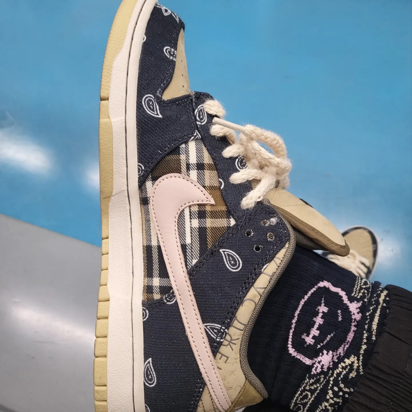 Nike x Travis Scott SB Dunk Low, Jordan 1 x Travis Scott x Fragment Retro Low OG SP Military Blue 착용 스타일 - 2
