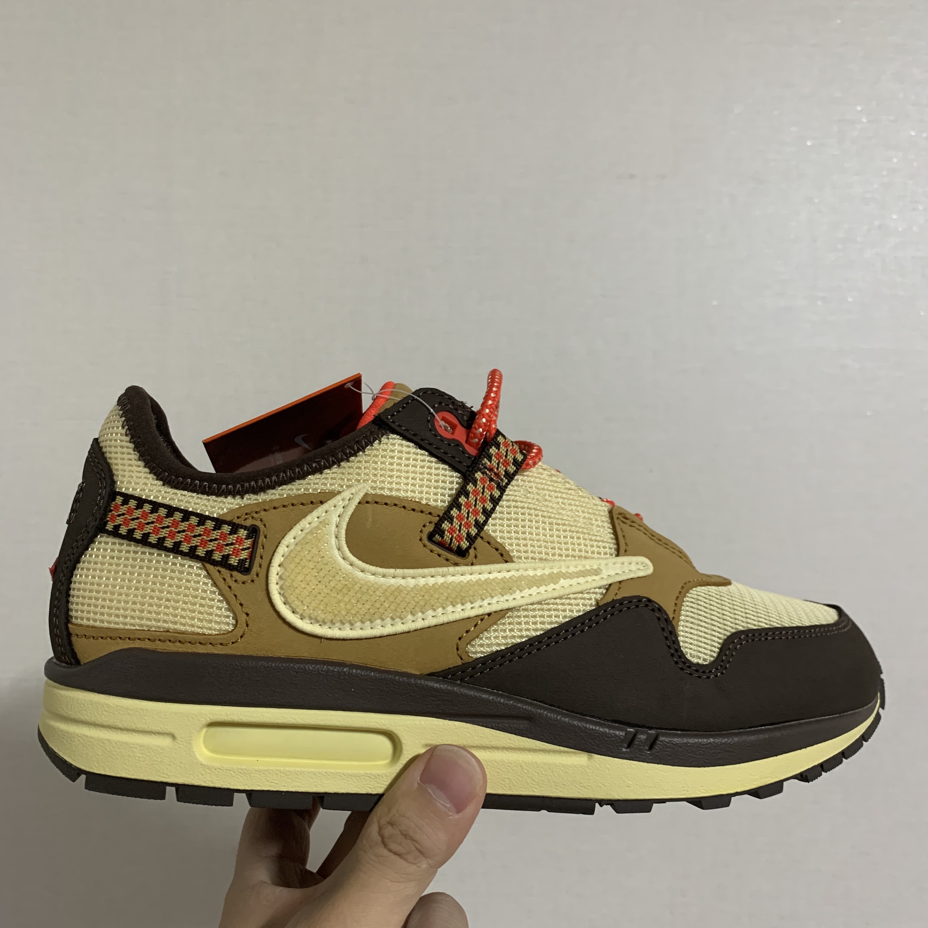 Nike x Travis Scott Air Max 1 Cact.us Brown 착용 스타일 - 3