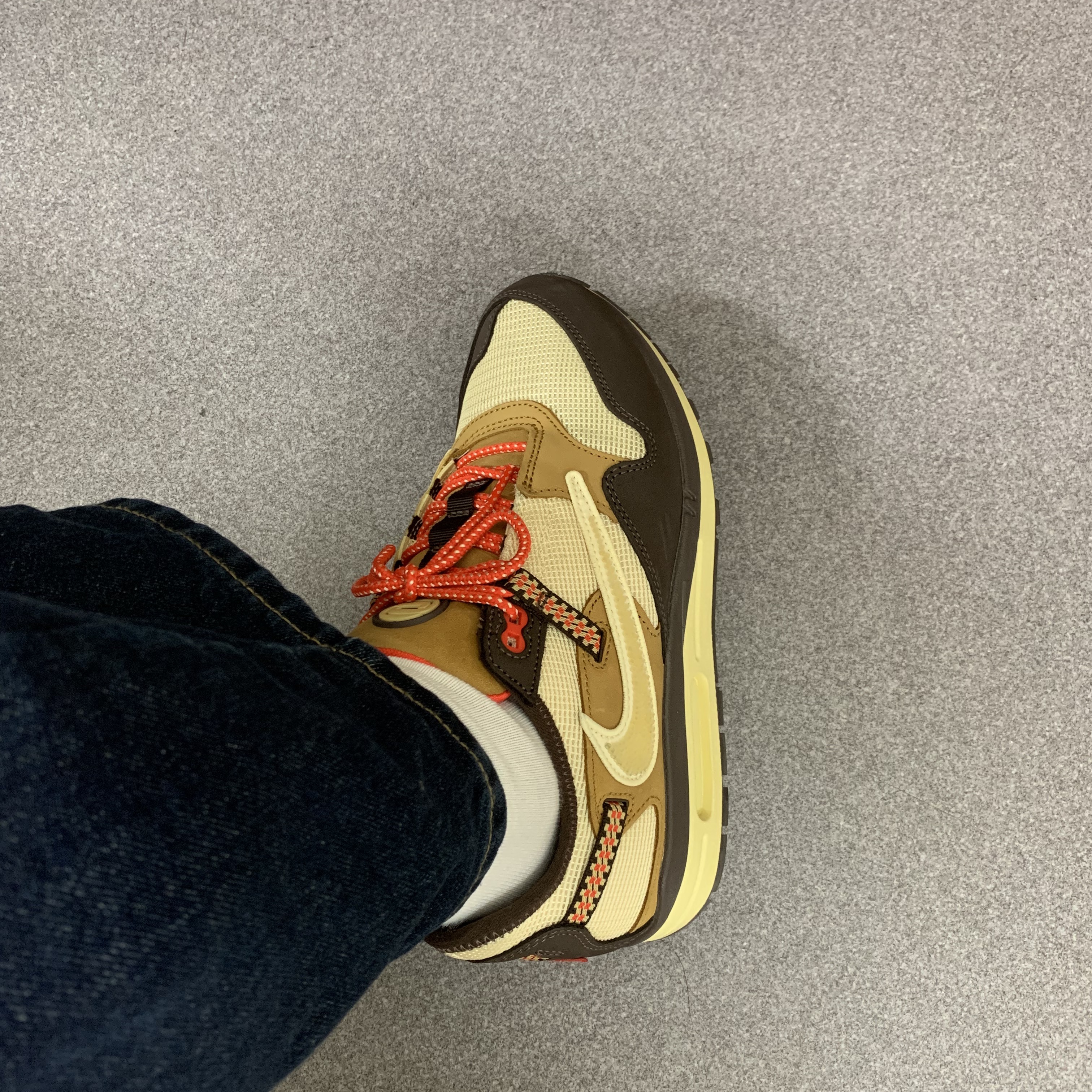 Nike x Travis Scott Air Max 1 Cact.us Brown 착용 스타일 - 1