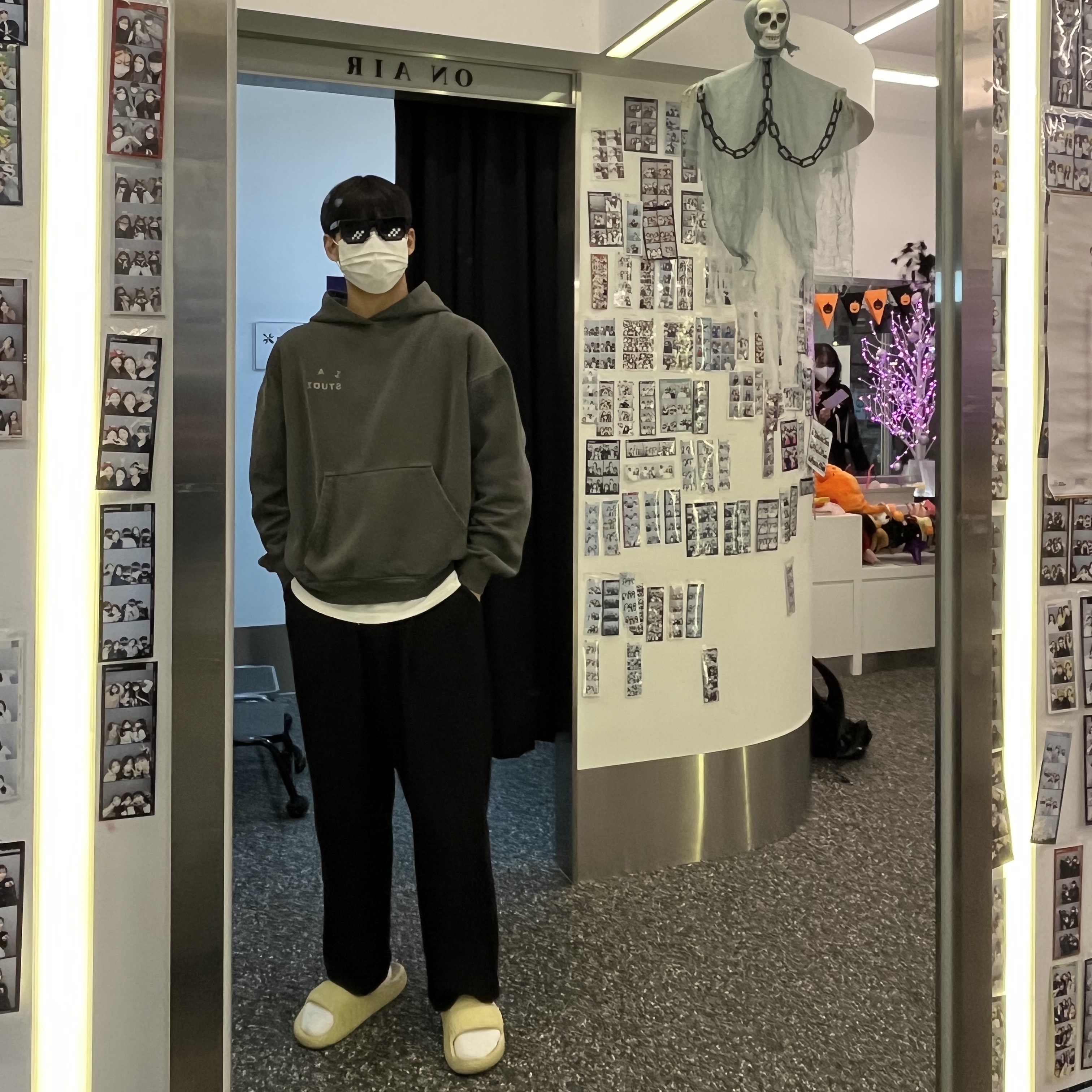 IAB Studio Pigment Hoodie & Sack Black, Adidas Adilette 22 Desert Sand 착용 스타일