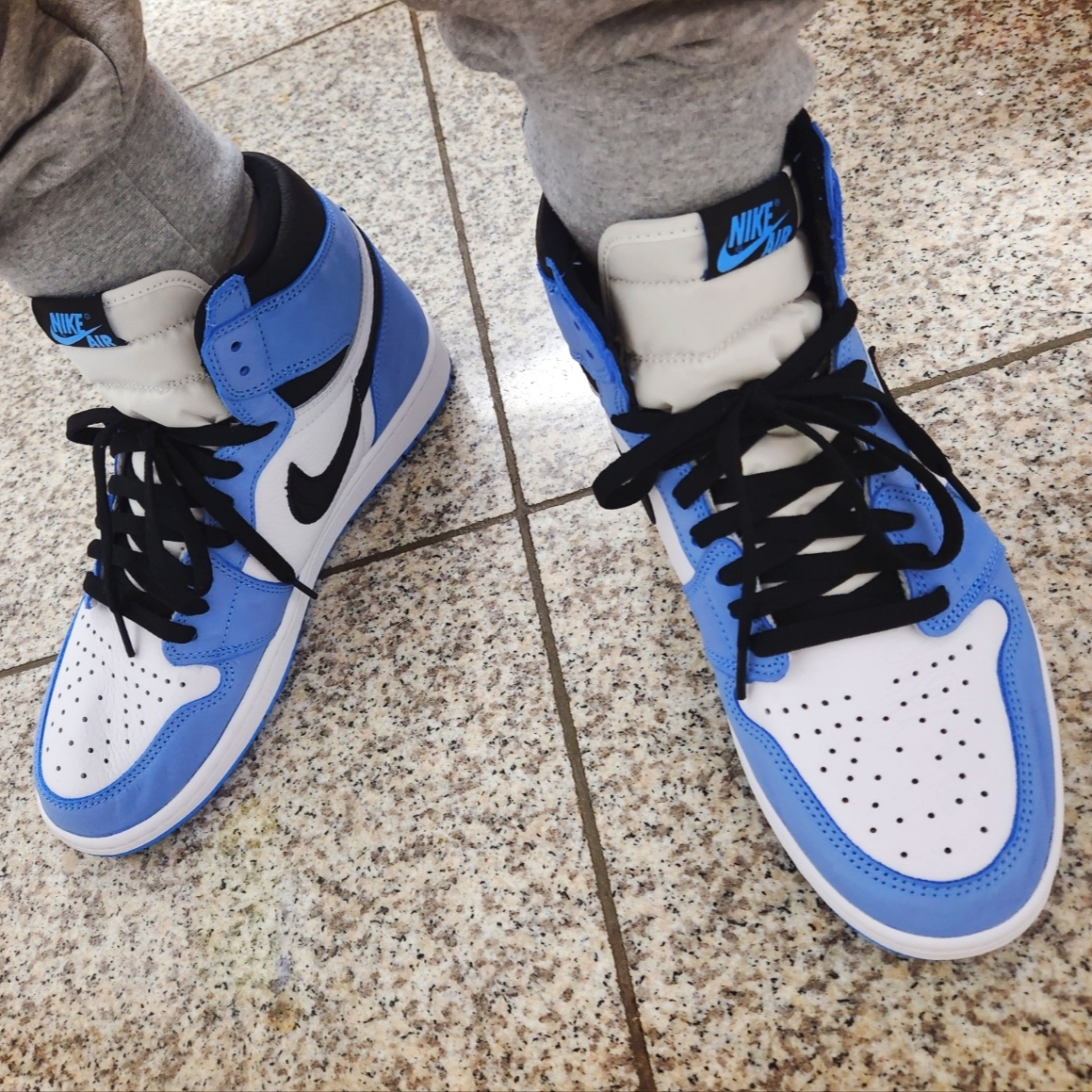 Jordan 1 Retro High OG University Blue 착용 스타일 - 2