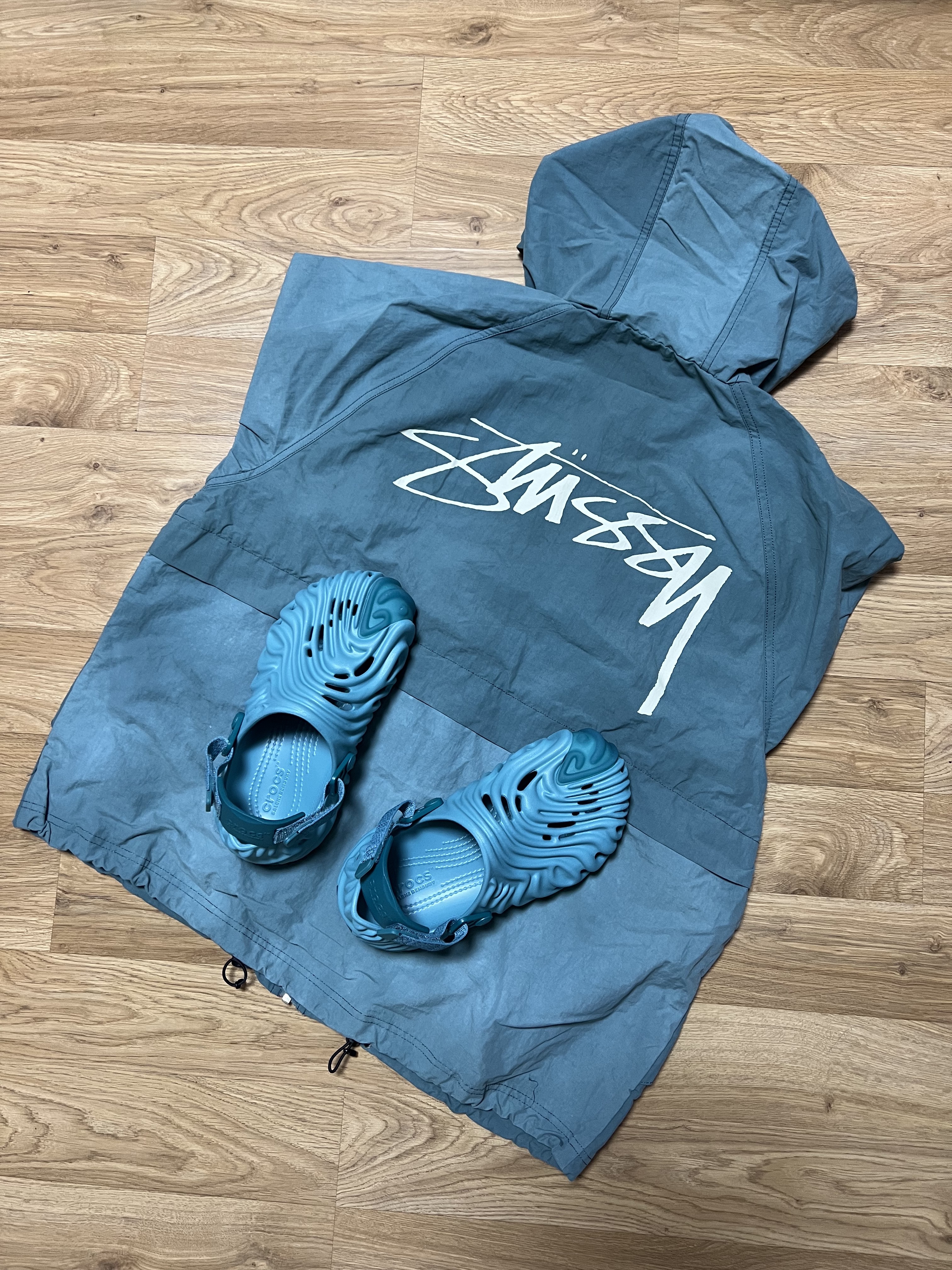 Stussy Wave Dye Beach Shell Jacket Atlantic, Crocs x Salehe Bembury Pollex Clog Tide 착용 스타일 - 2