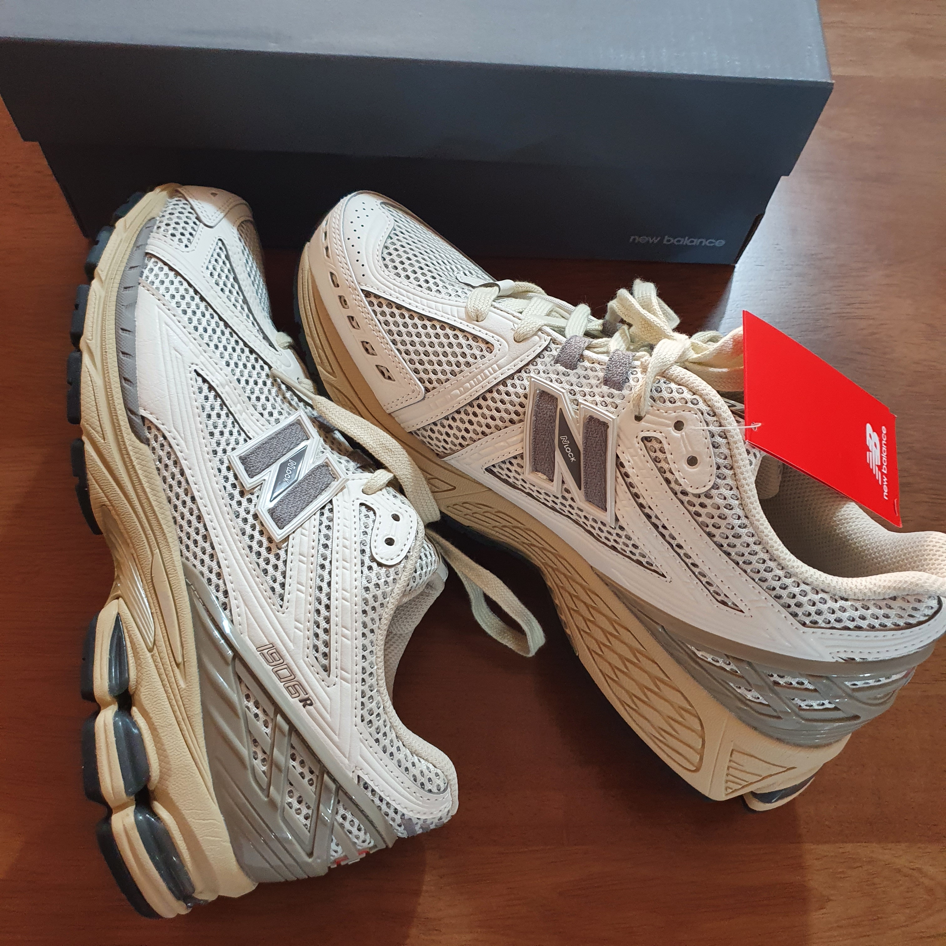 New Balance 1906R White Gray 착용 스타일 - 1