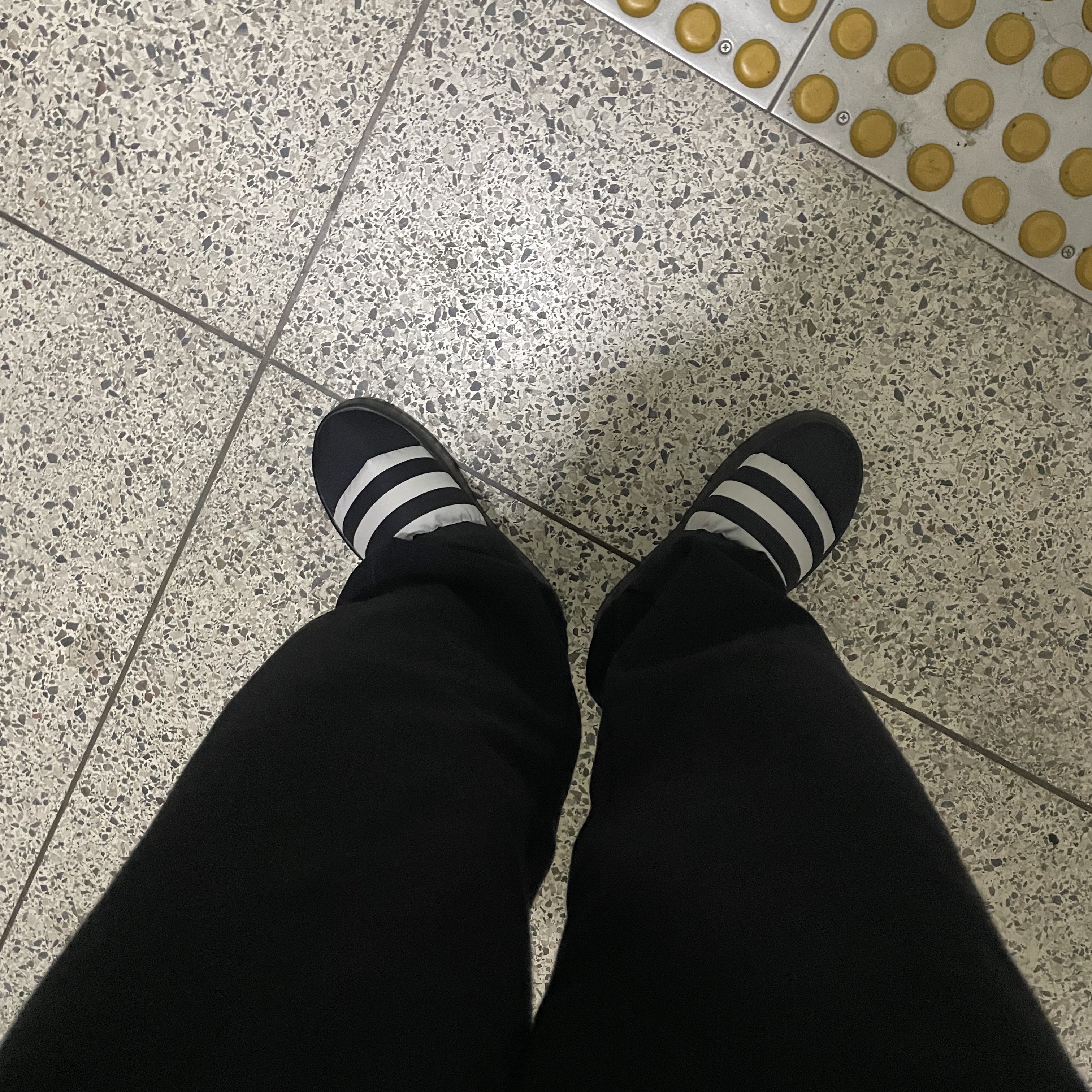 Adidas Puffylette Core Black 착용 스타일