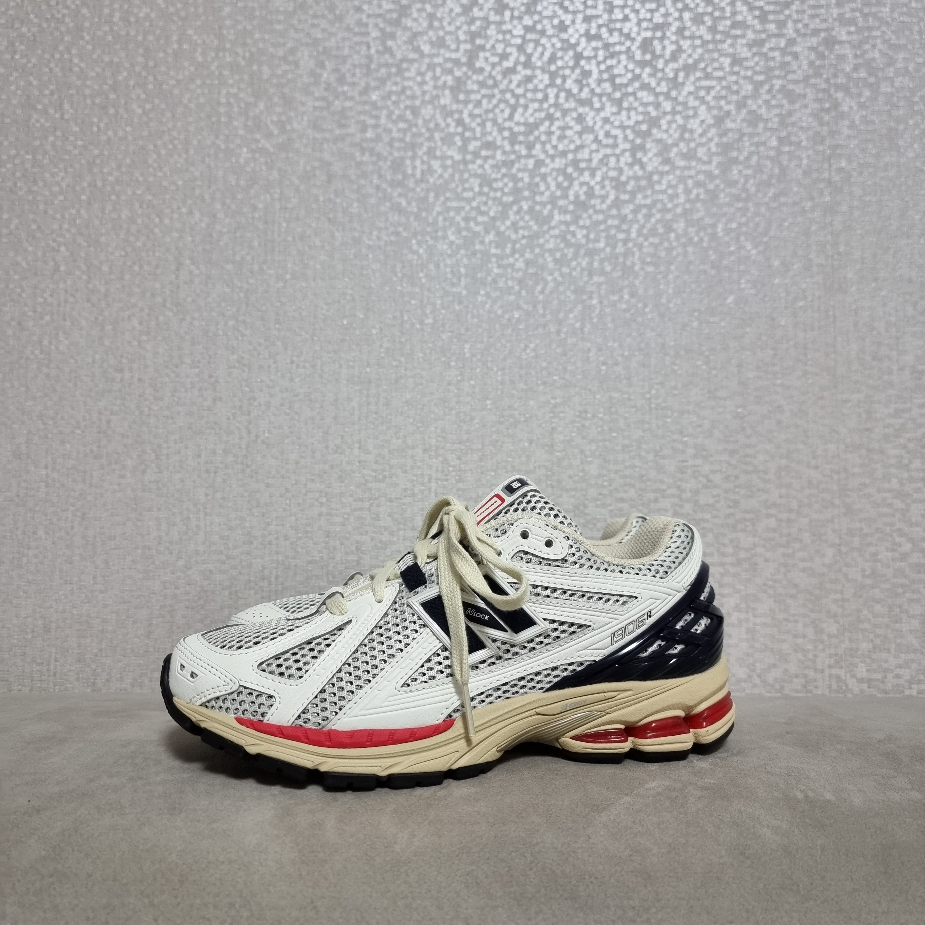 New Balance 1906R Black Red 착용 스타일 - 2