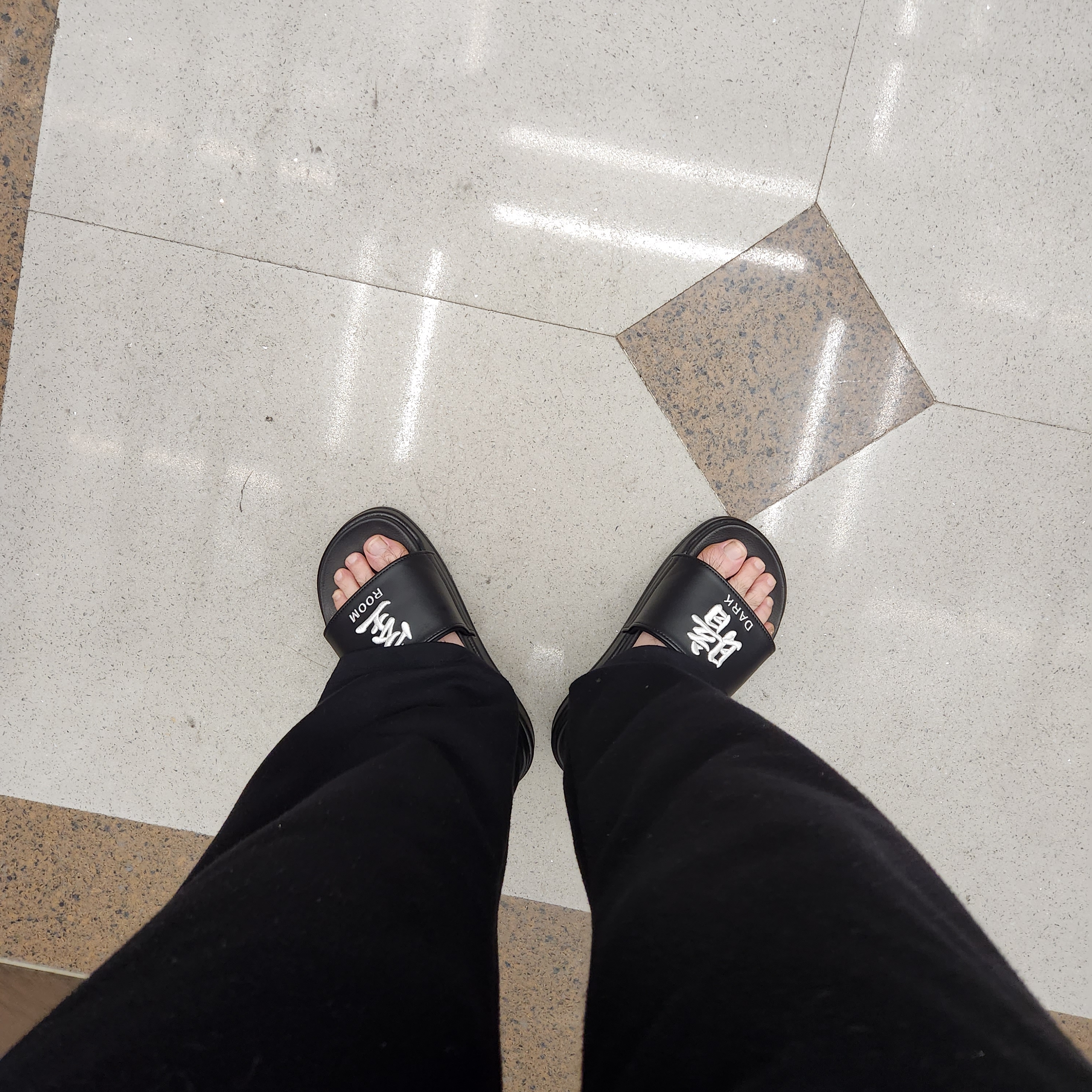 Darkr8m Studio Slides Black 착용 스타일