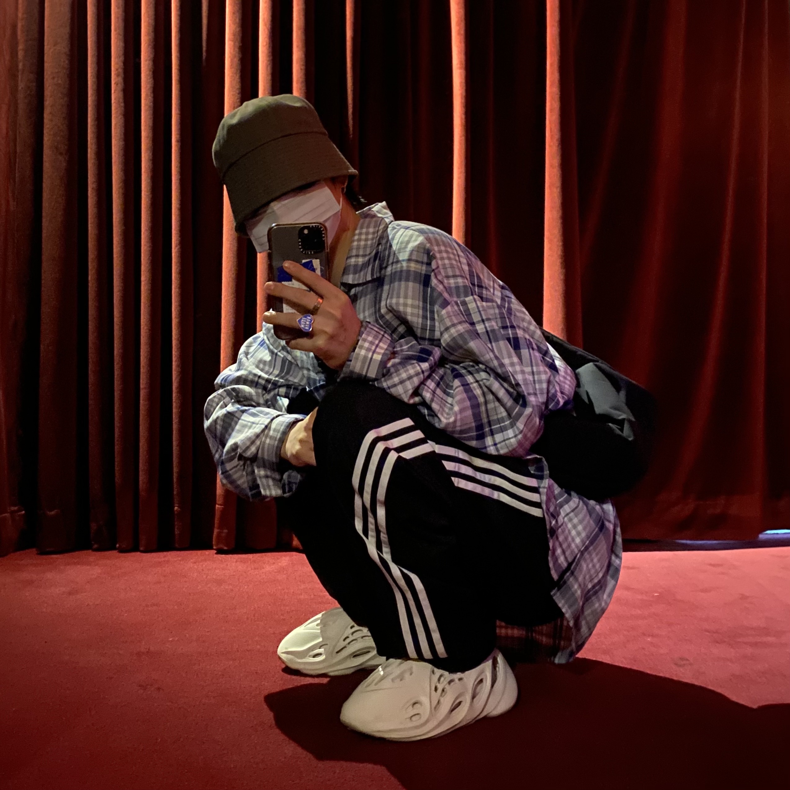 Yeezy Gap Engineered By Balenciaga Snake Bag Black, Adidas Yeezy Foam RNNR Ararat 착용 스타일 - 1