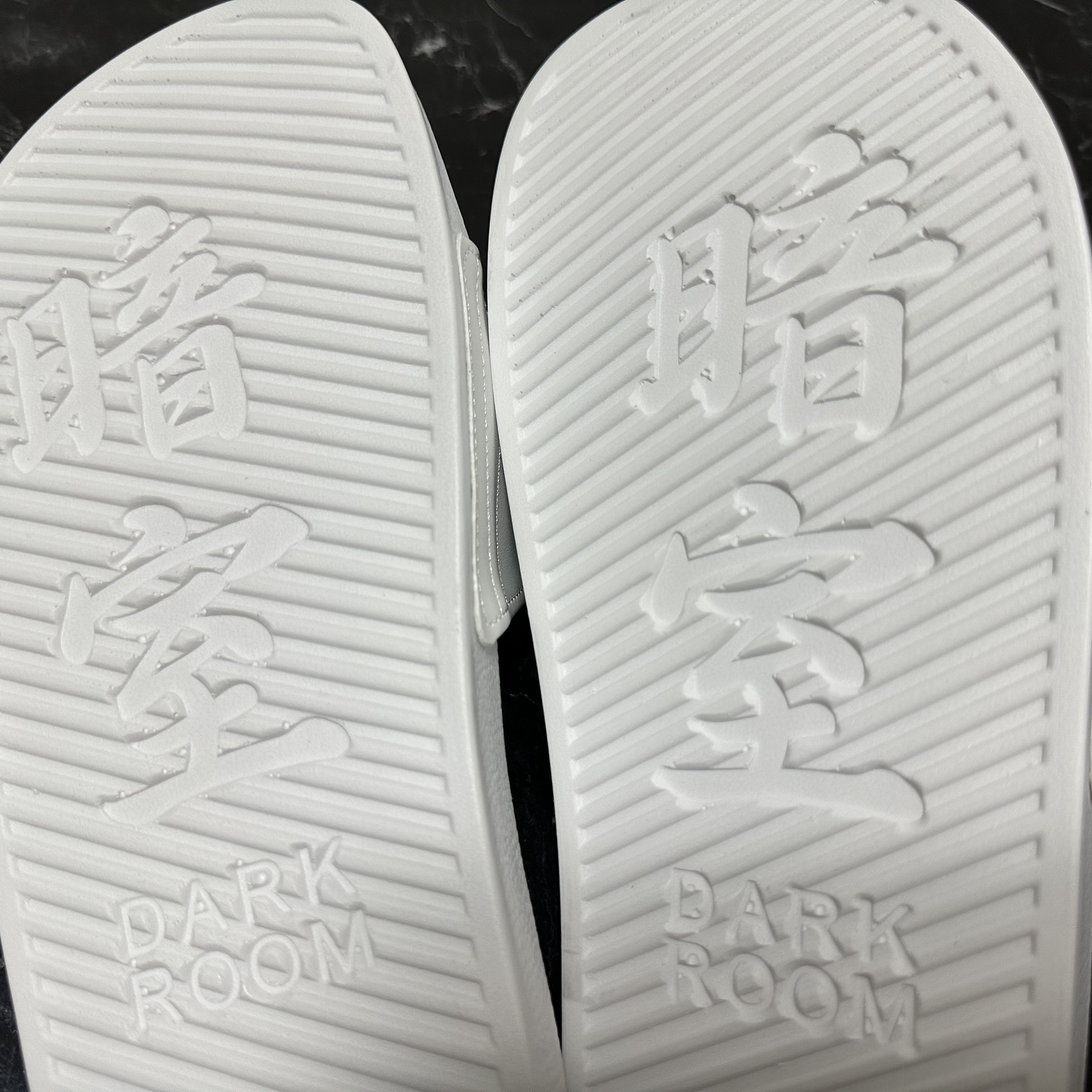 Darkr8m Studio Slides White 착용 스타일 - 3