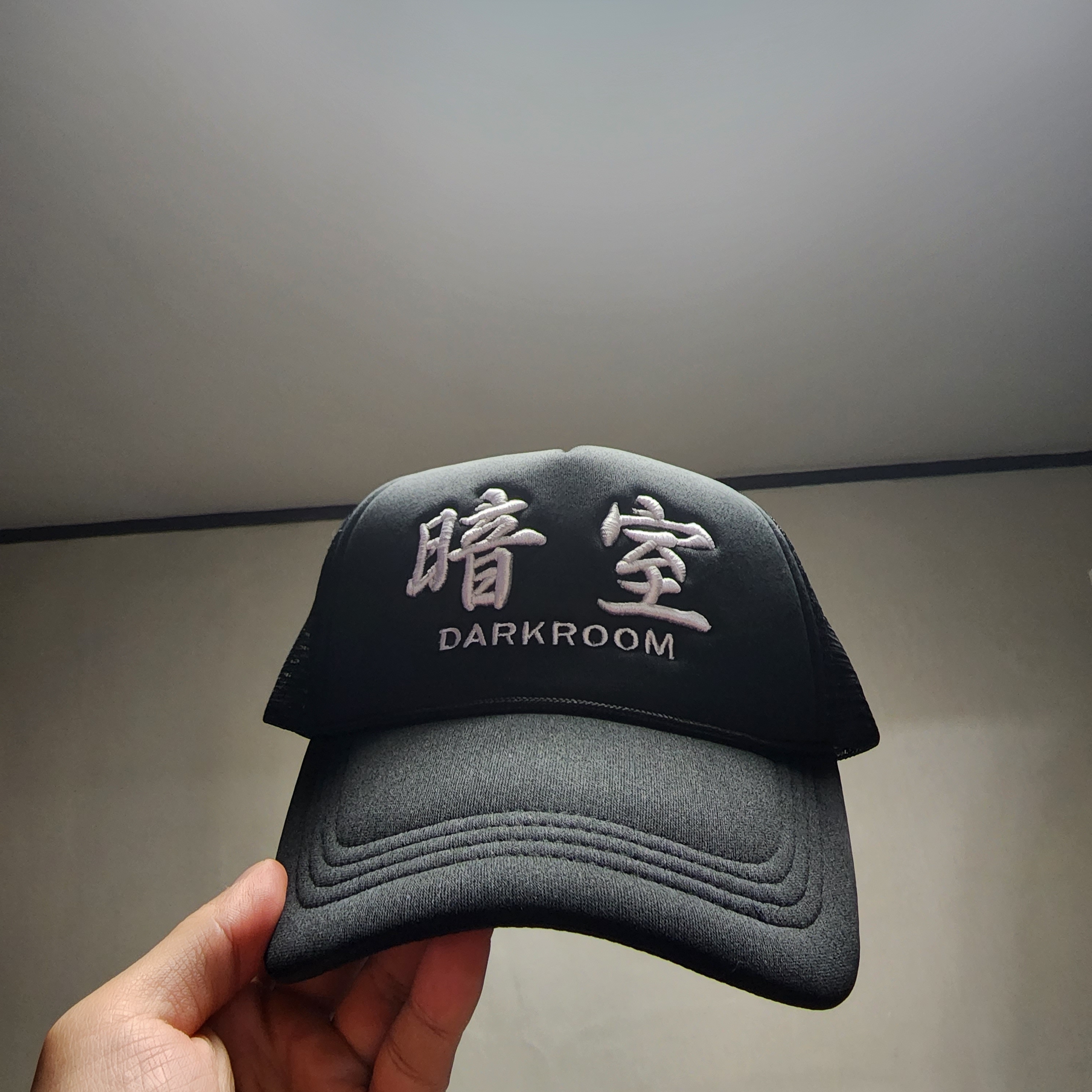 Darkr8m Studio Mesh Trucker Cap Black 착용 스타일