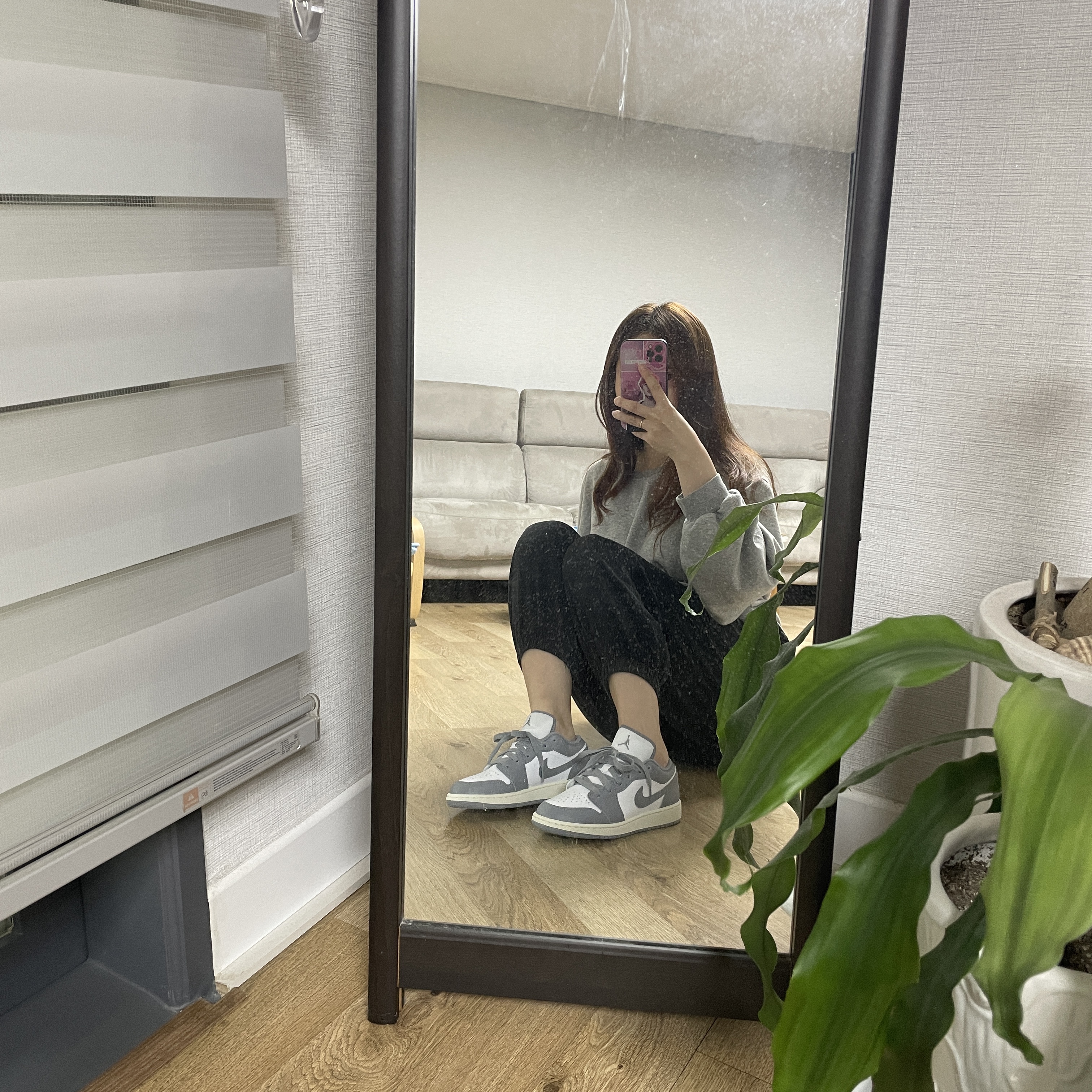 Jordan 1 Low Stealth and White 착용 스타일 - 1