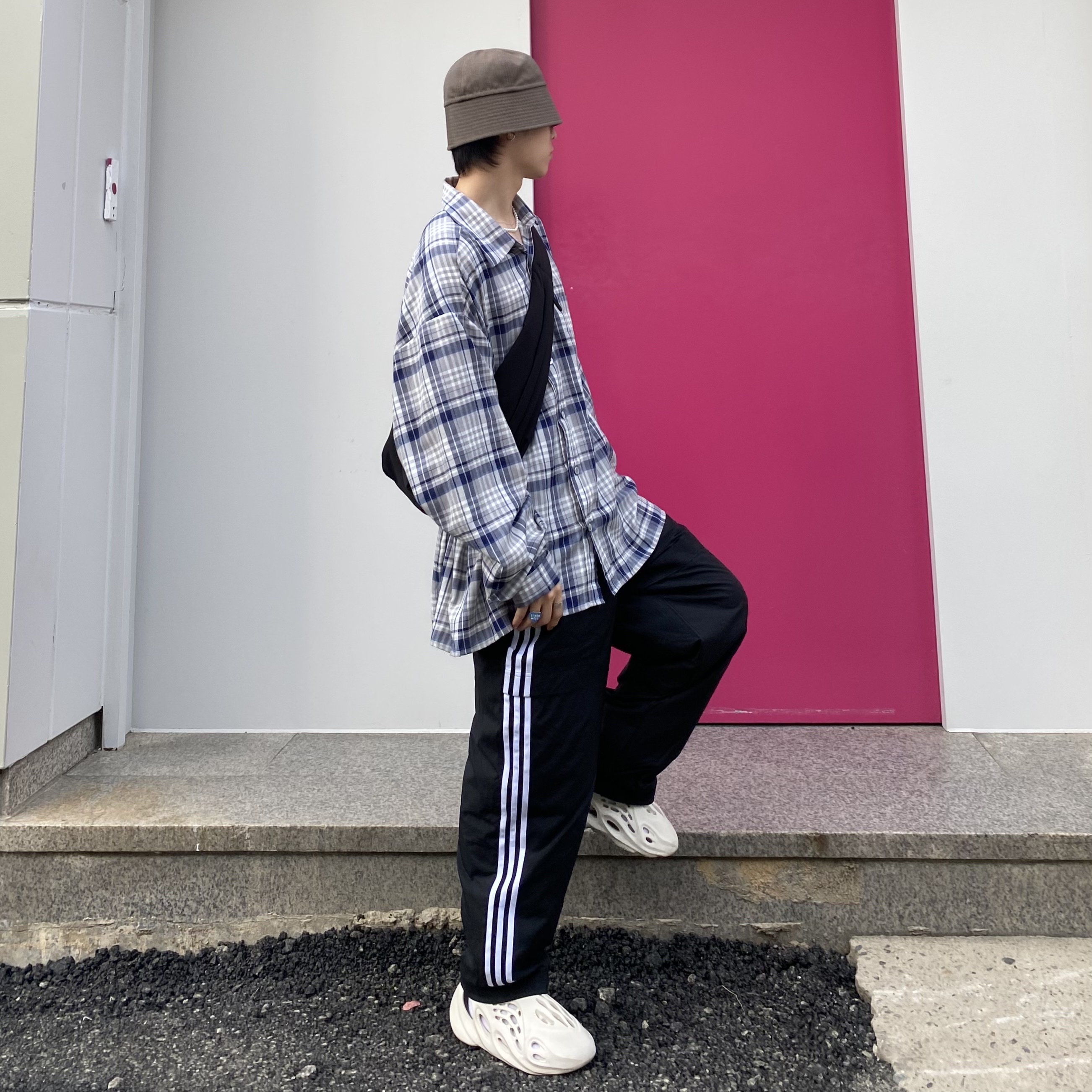 Yeezy Gap Engineered By Balenciaga Snake Bag Black, Adidas Yeezy Foam RNNR Ararat 착용 스타일 - 2