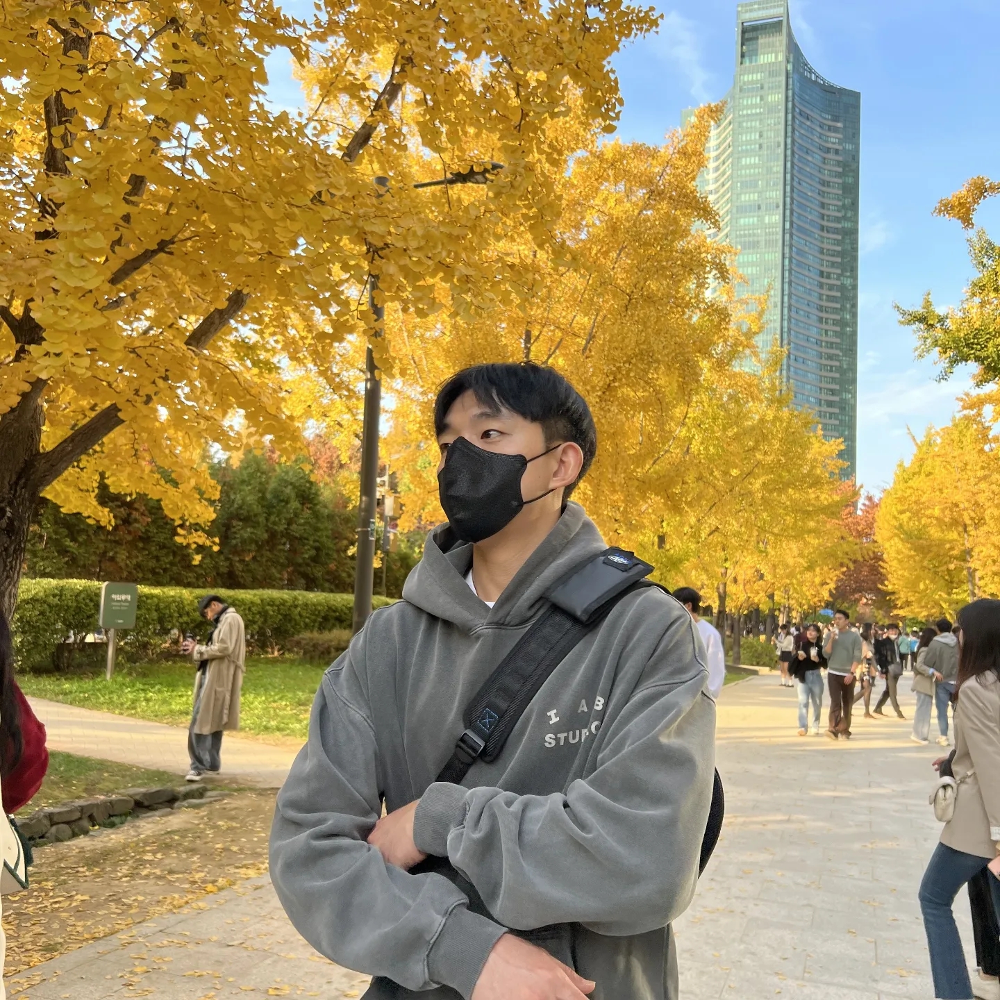 IAB Studio Pigment Hoodie & Sack Black, New Balance 2002R Grey 착용 스타일 - 2