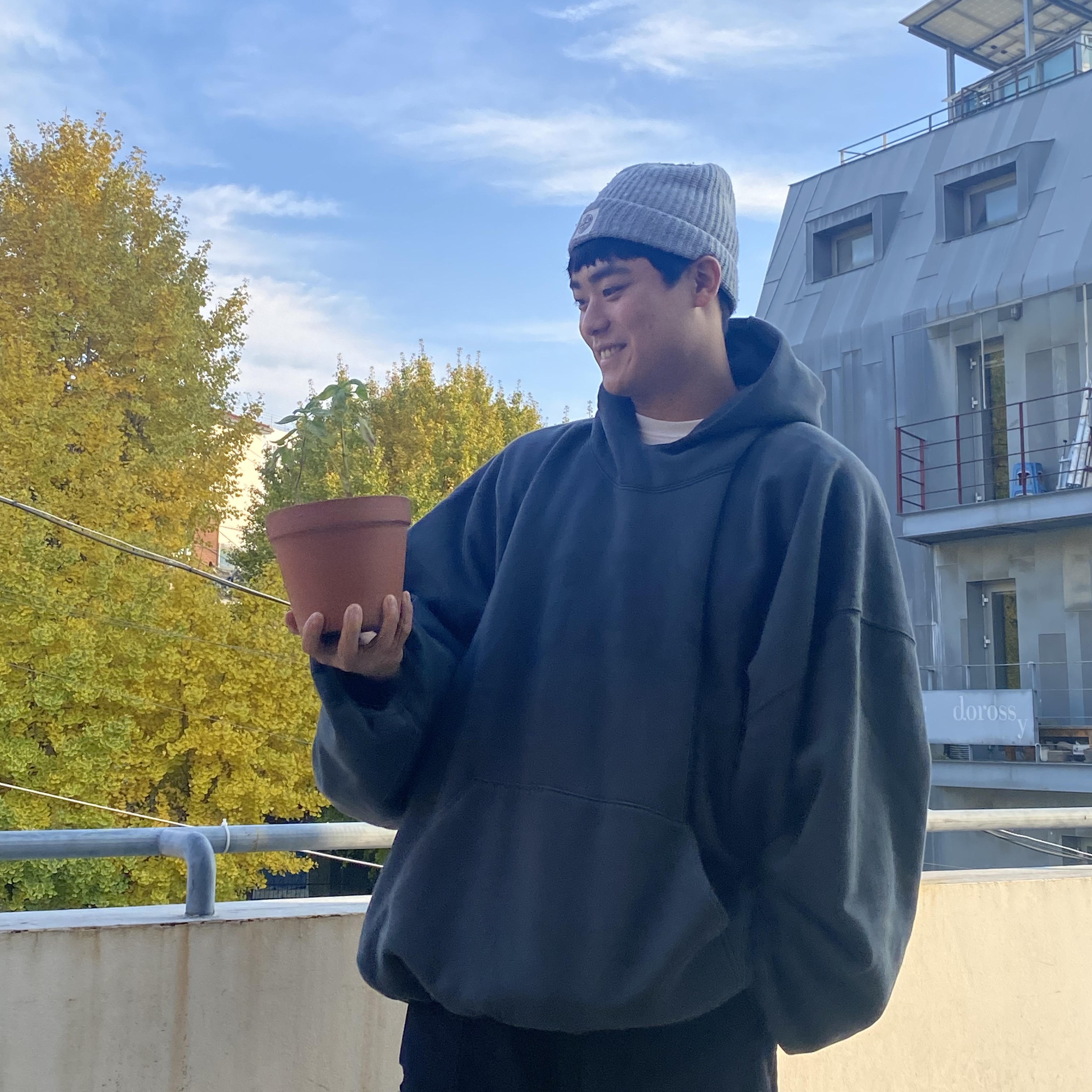 Yeezy Gap Engineered By Balenciaga Dove Hoodie Black 착용 스타일 - 4