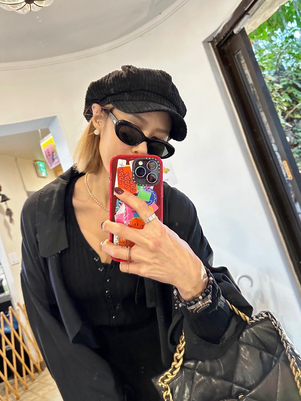 Chanel Large 19 Handbag Lambskin & Gold Black, Nike x Sacai VaporWaffle Black White 착용 스타일 - 5