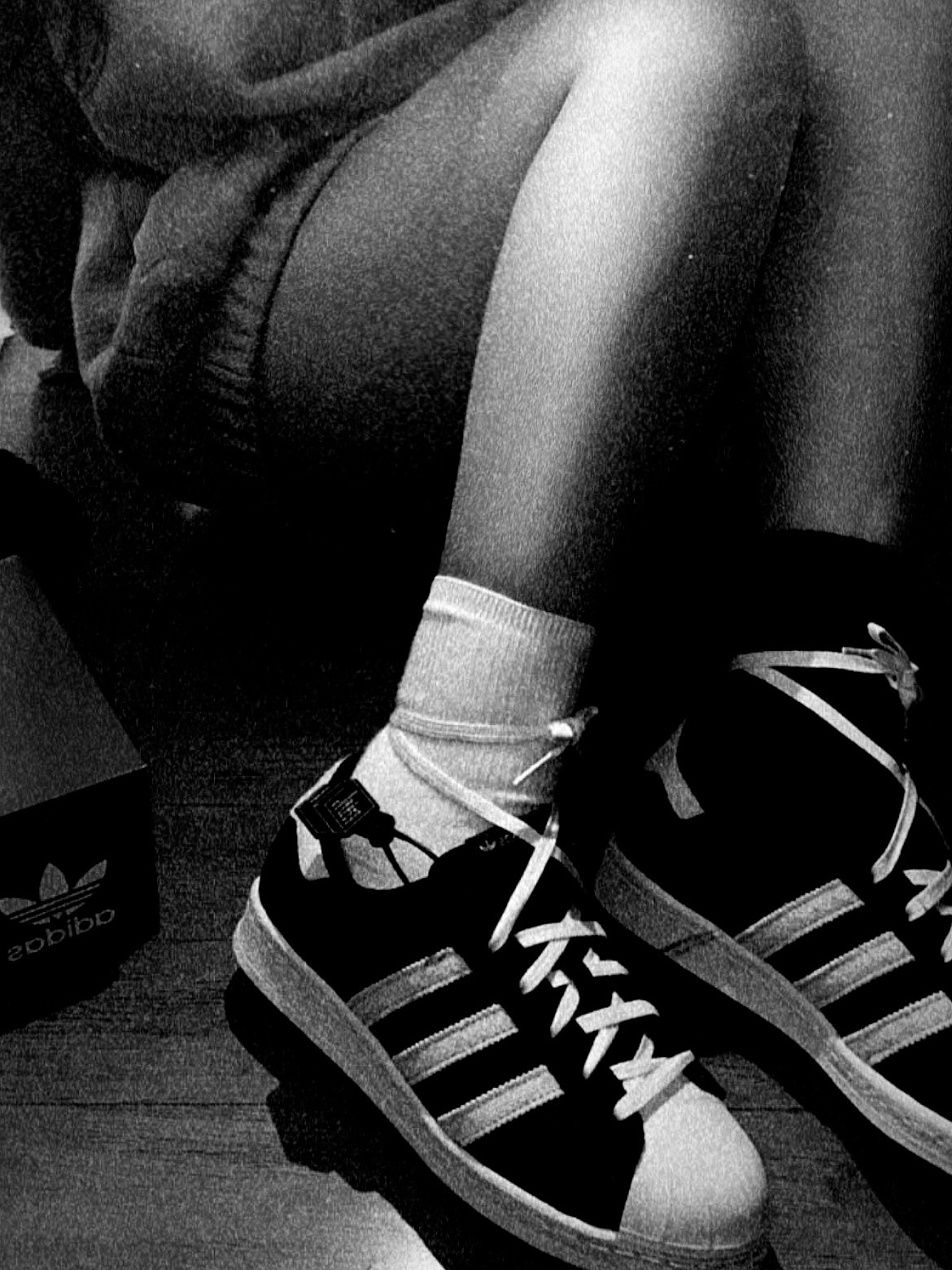 Adidas Superstar 82 Black White 착용 스타일 - 1