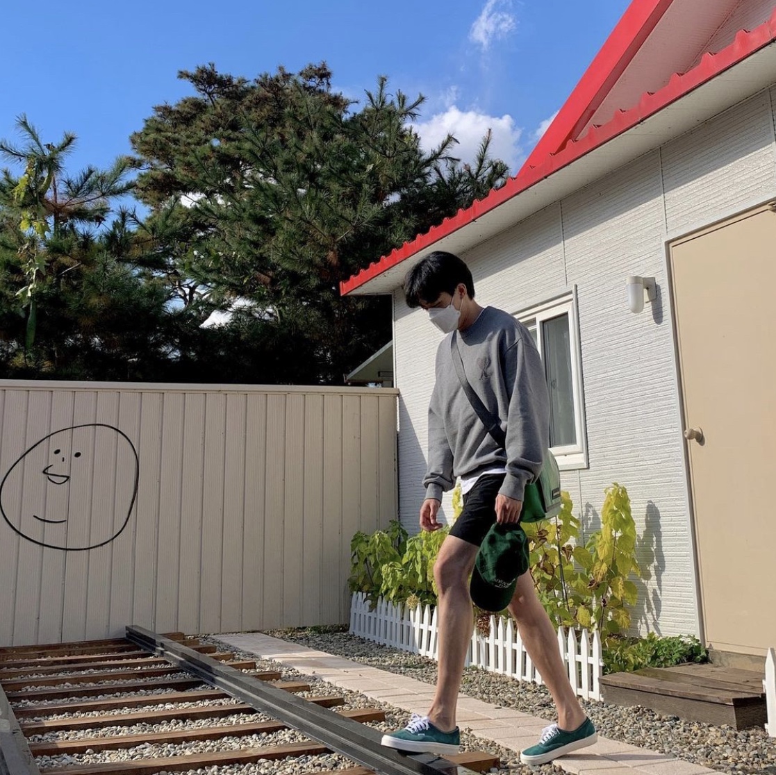 AMI de Coeur Tone-On-Tone Sweatshirt Heather Grey 착용 스타일 - 3