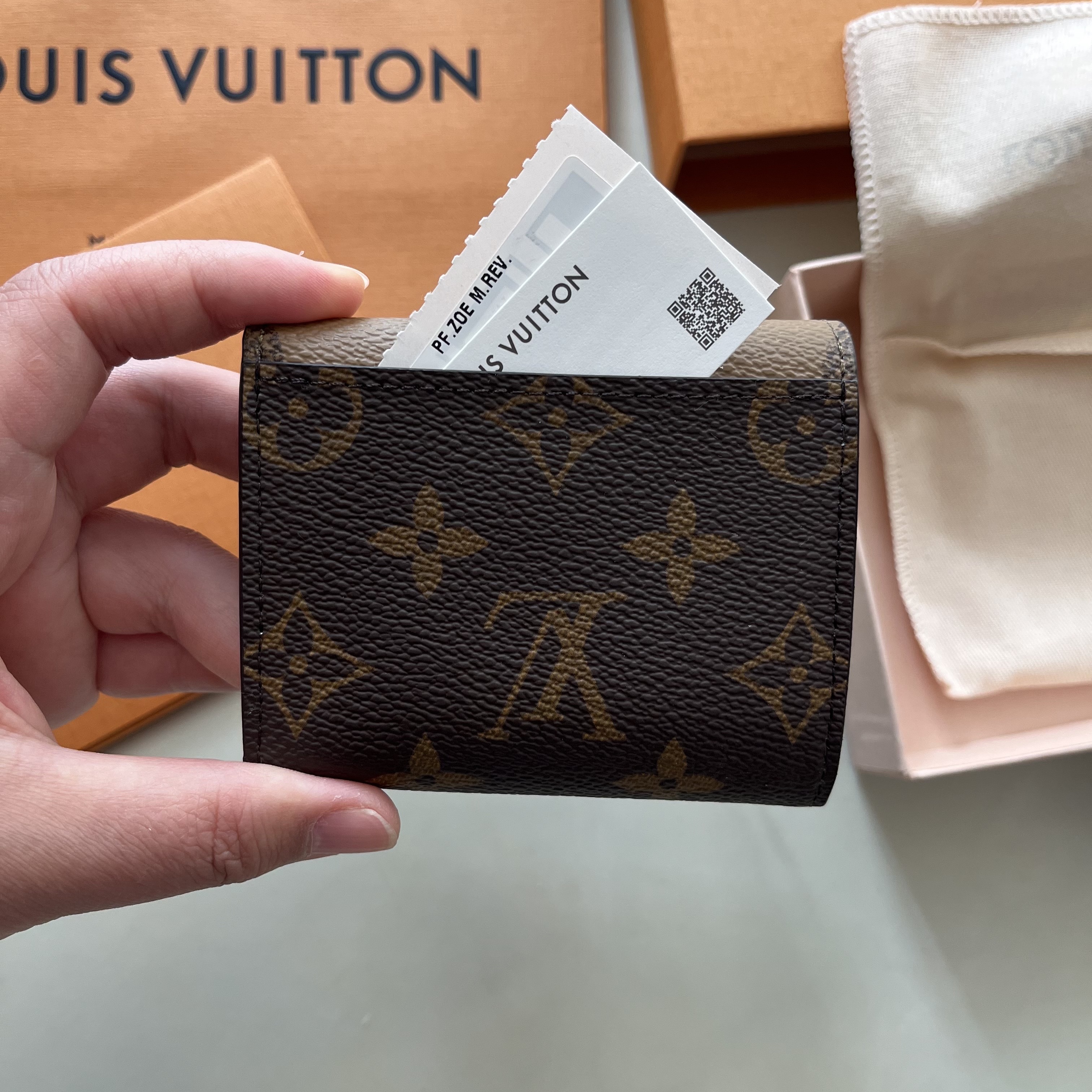 Louis Vuitton Zoe Wallet Monogram and Monogram Reversed 착용 스타일 - 3