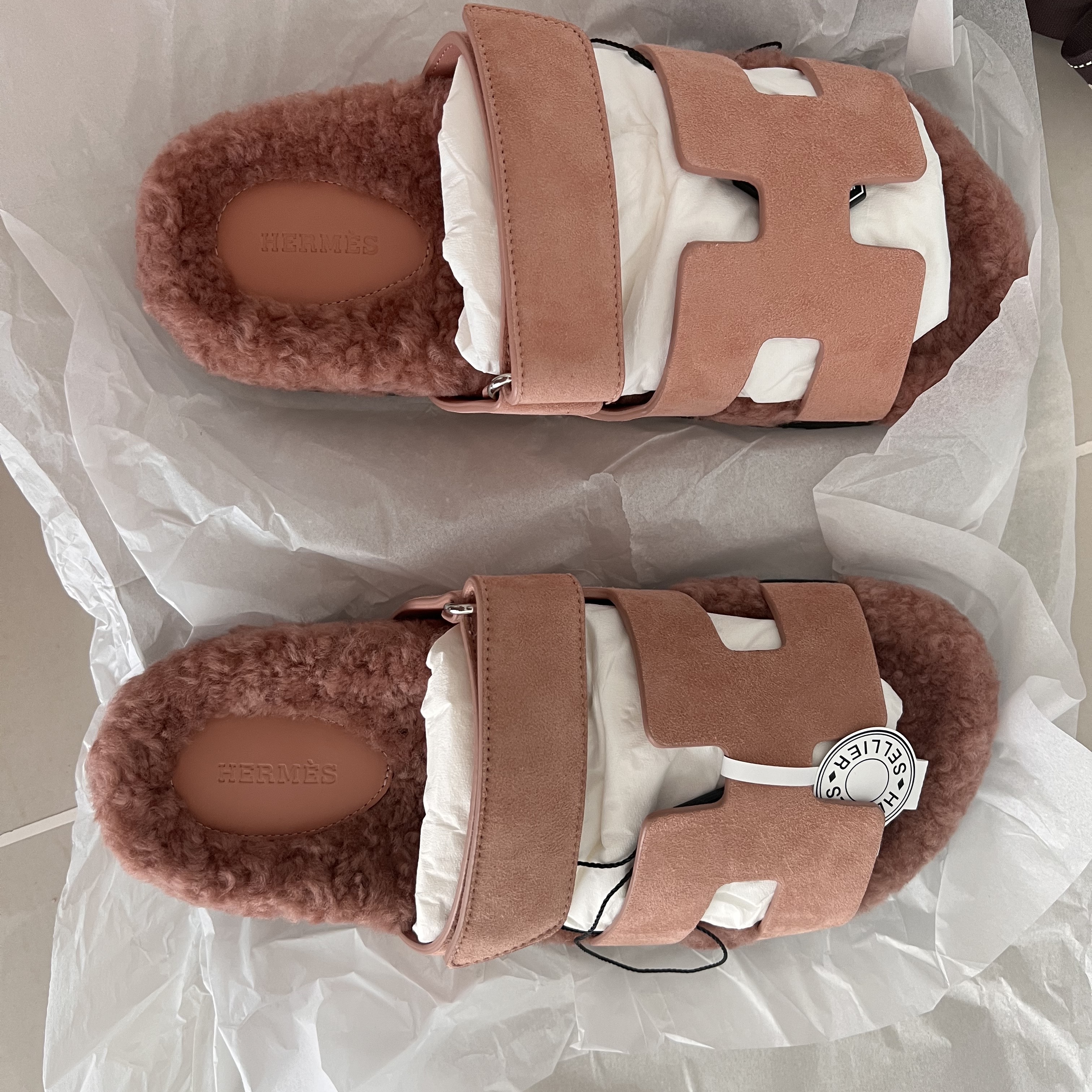 (W) Hermes Chypre Sandal Suede Goatskin Woolskin & Rose Aube 착용 스타일 - 1