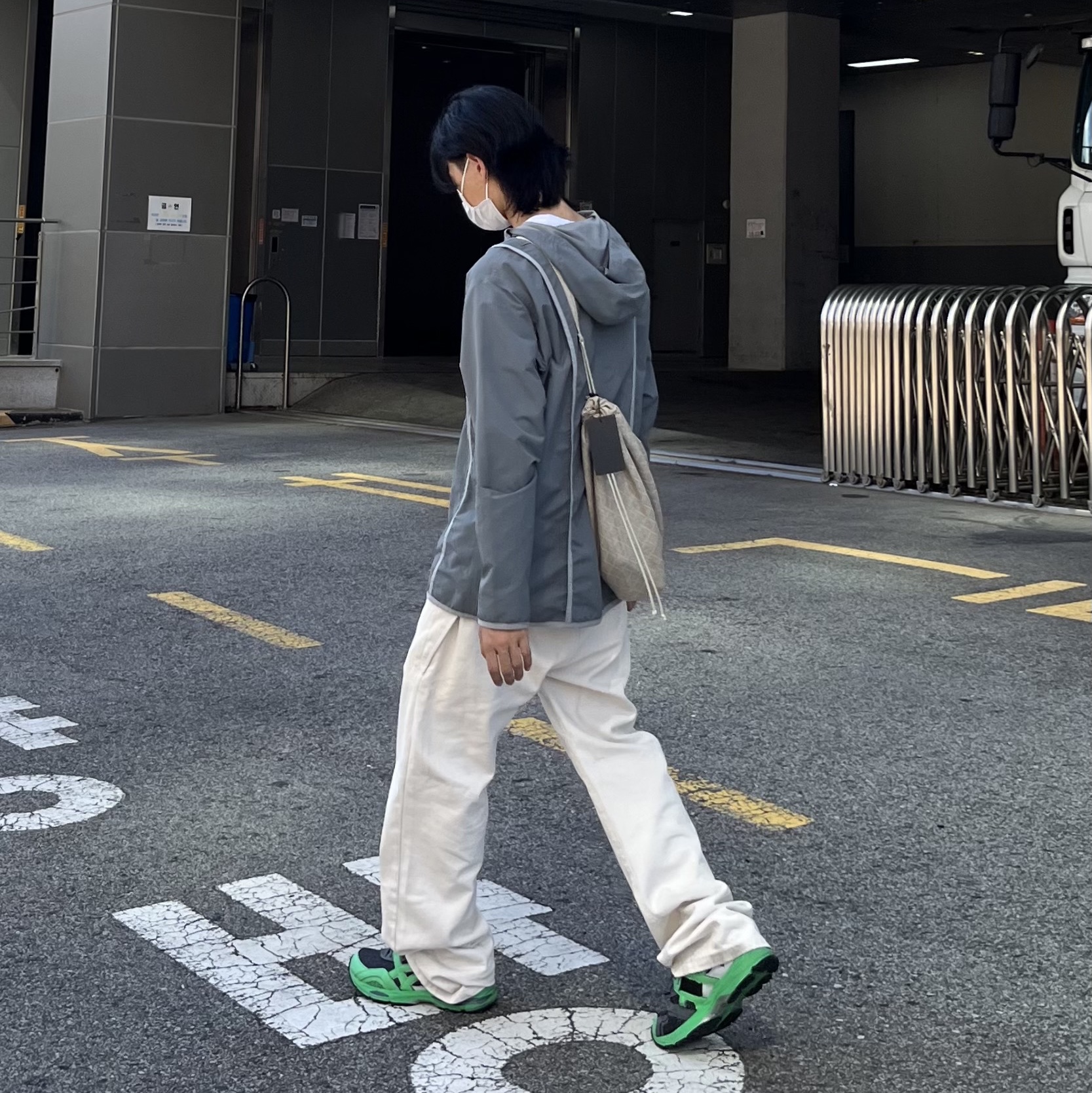 Asics HS2-S Gel-MC Plus Sea Glass Graphite Grey 착용 스타일 - 1