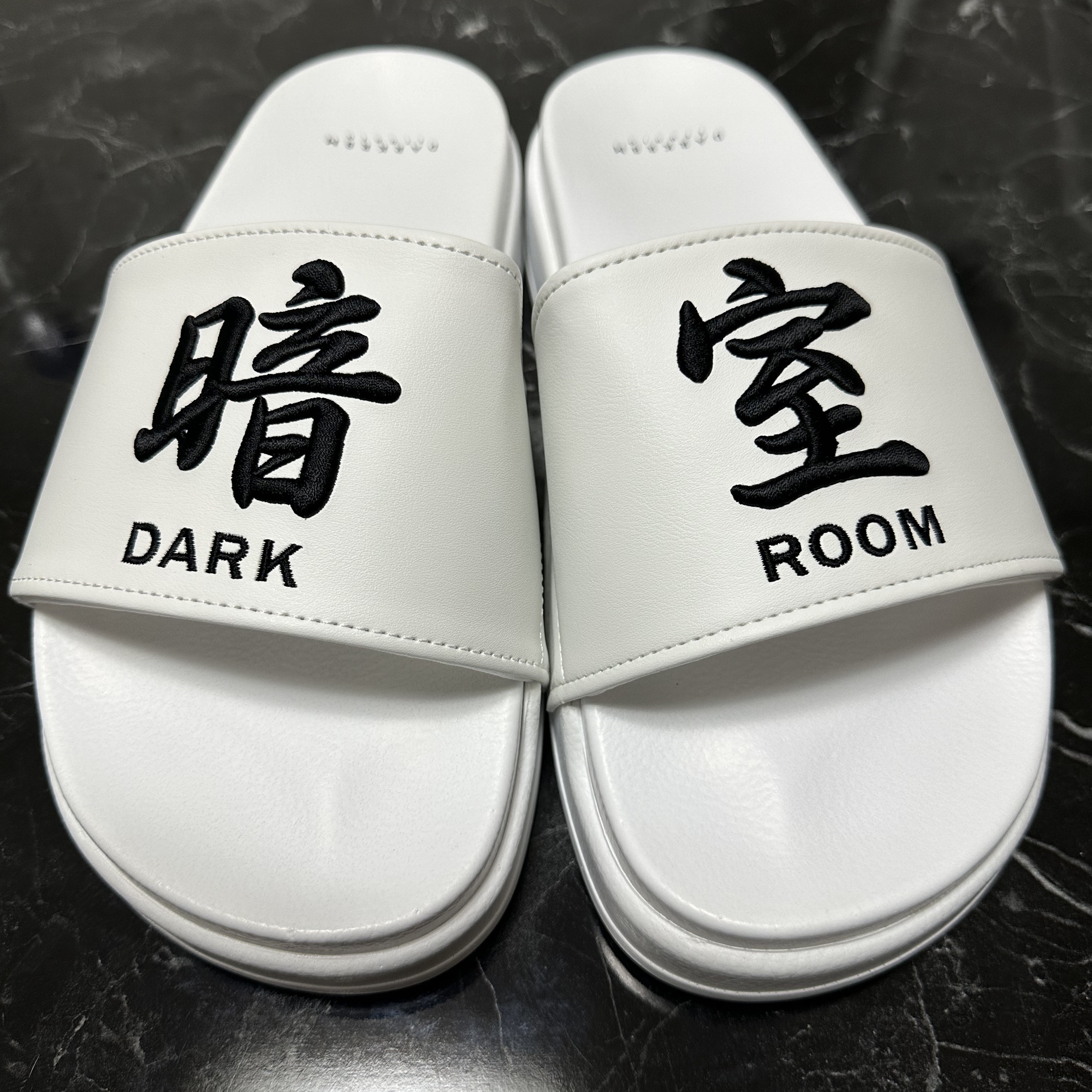 Darkr8m Studio Slides White 착용 스타일 - 1