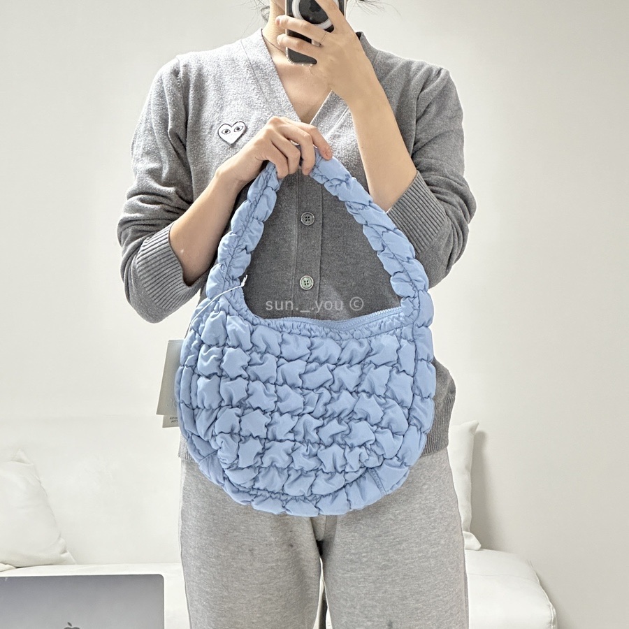 COS Quilted Mini Bag Light Blue 착용 스타일 - 1
