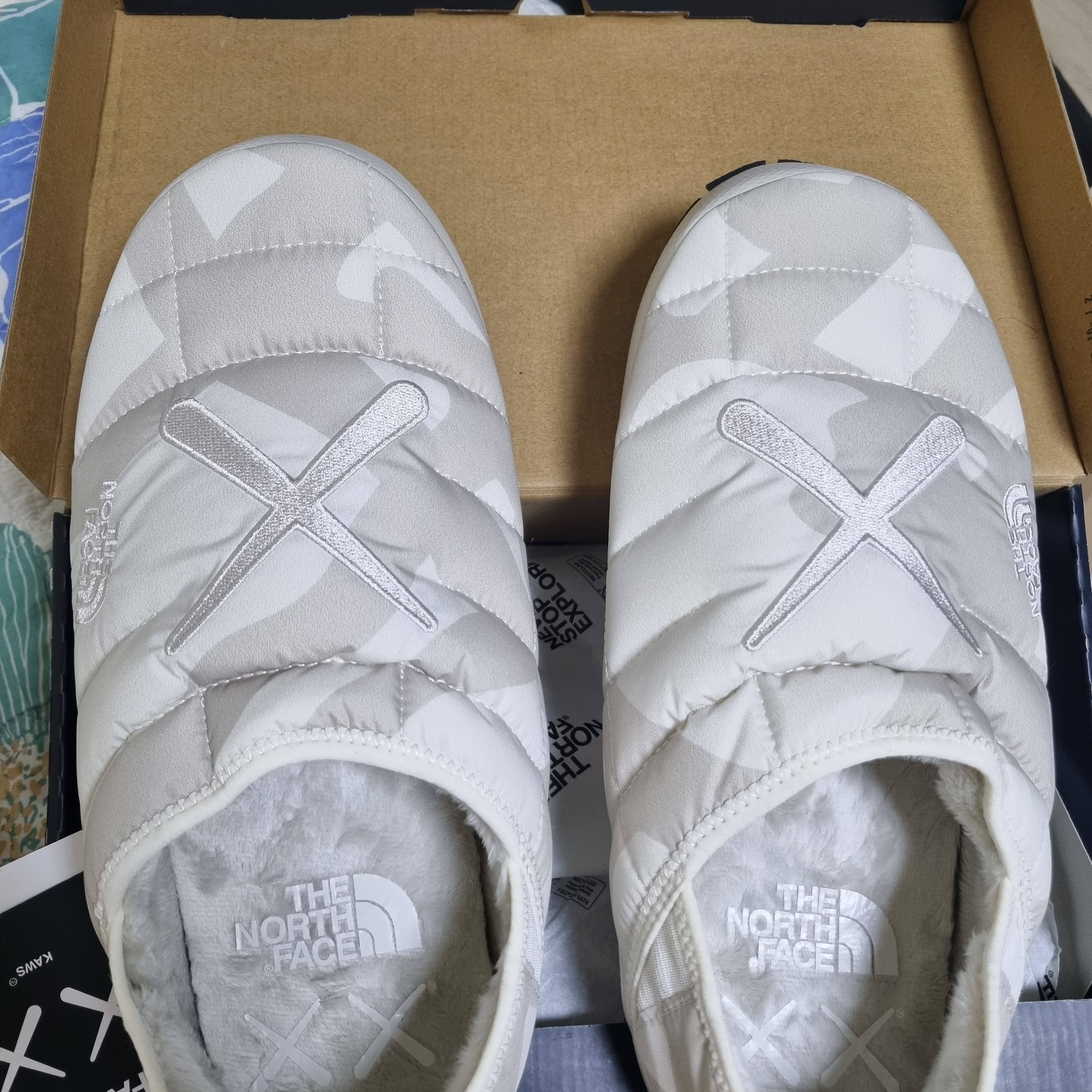 The North Face x Kaws Thermoball Traction Mule VP Moonlight Ivory Print - 22FW 착용 스타일