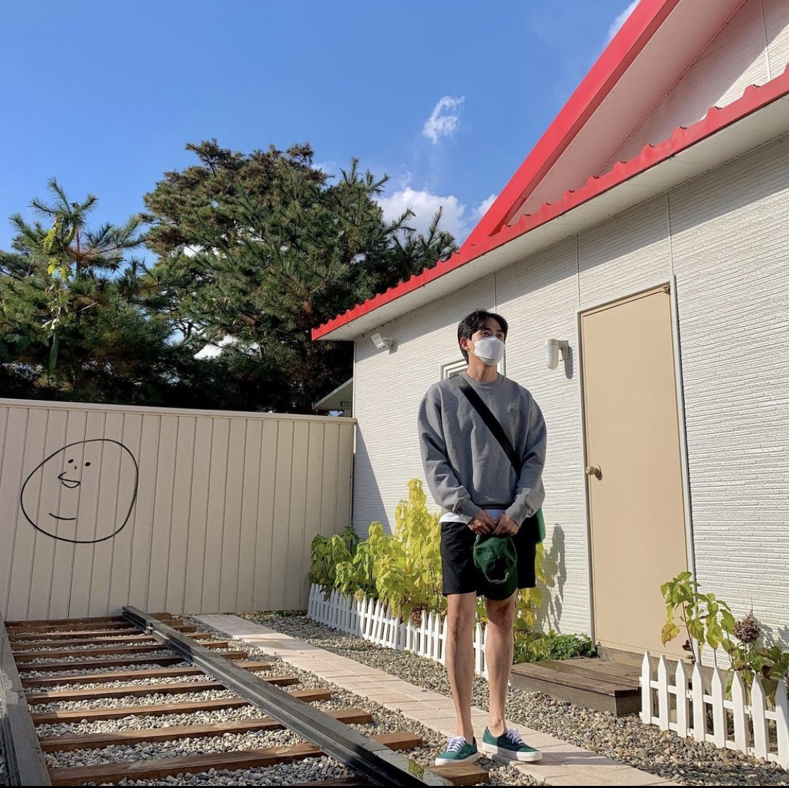 AMI de Coeur Tone-On-Tone Sweatshirt Heather Grey 착용 스타일 - 1