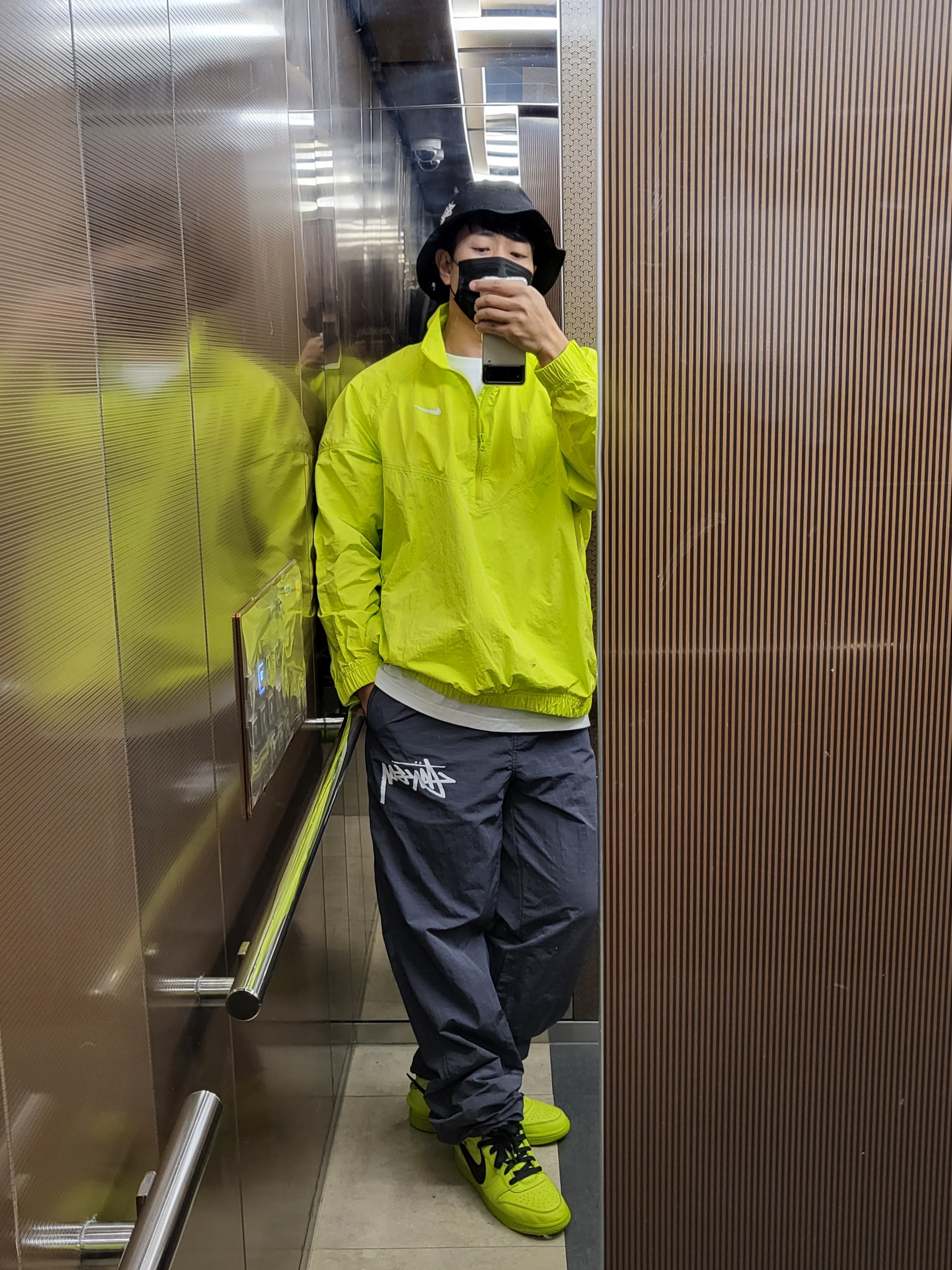 Nike x Stussy Windrunner Jacket Bright Cactus, Nike x Stussy Beach Pants Off Noir 착용 스타일