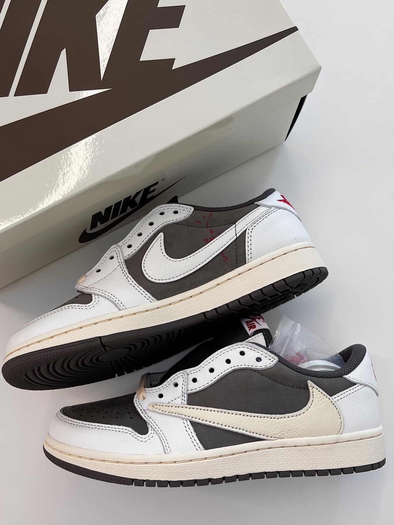 Jordan 1 x Travis Scott Retro Low OG SP Sail and Ridgerock, IAB Studio Pigment Hoodie & Sack Black 착용 스타일 - 2