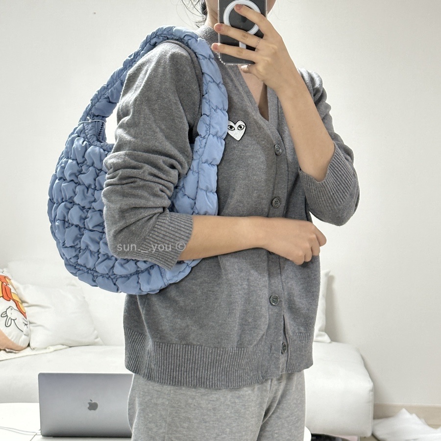 COS Quilted Mini Bag Light Blue 착용 스타일 - 3