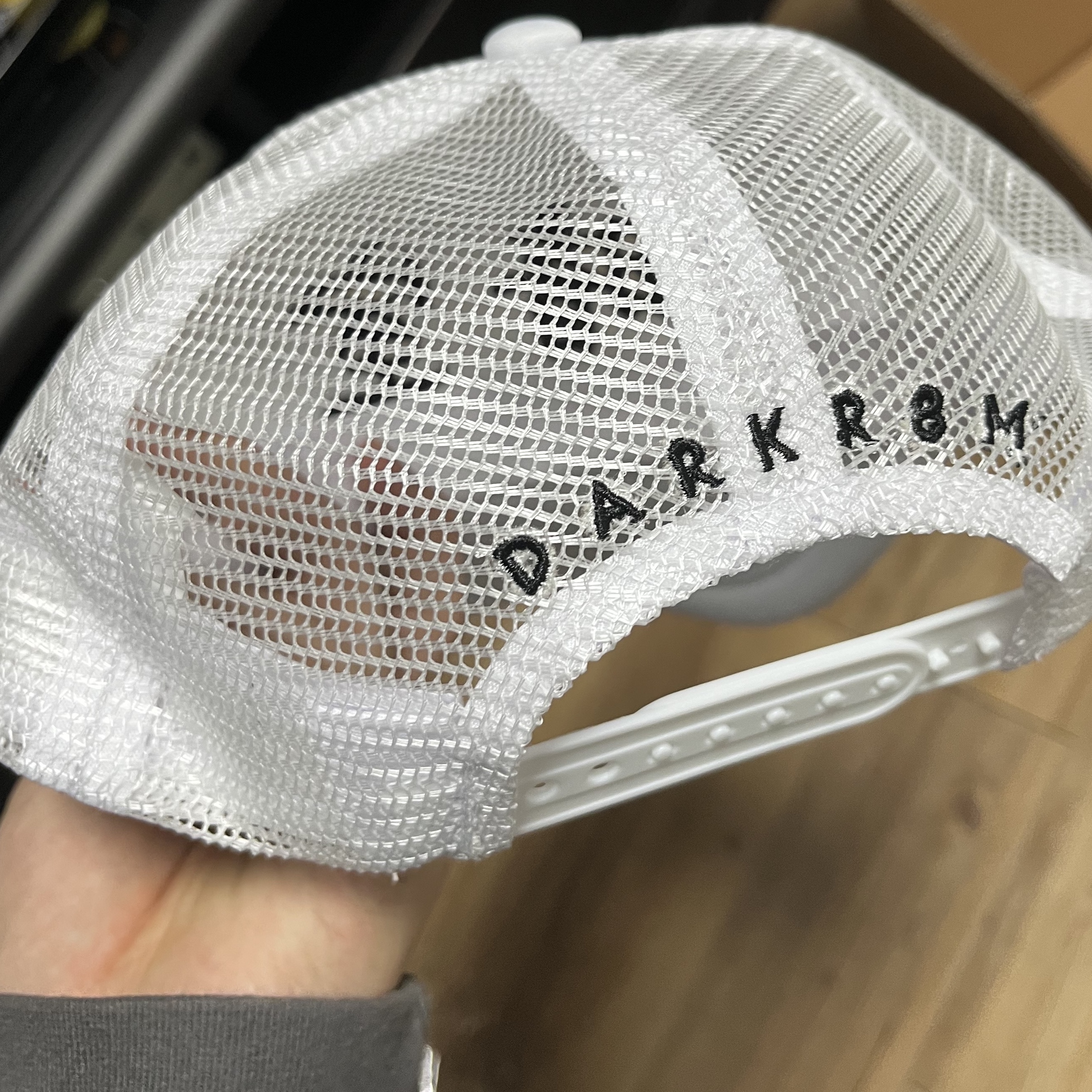 Darkr8m Studio Mesh Trucker Cap White 착용 스타일 - 2