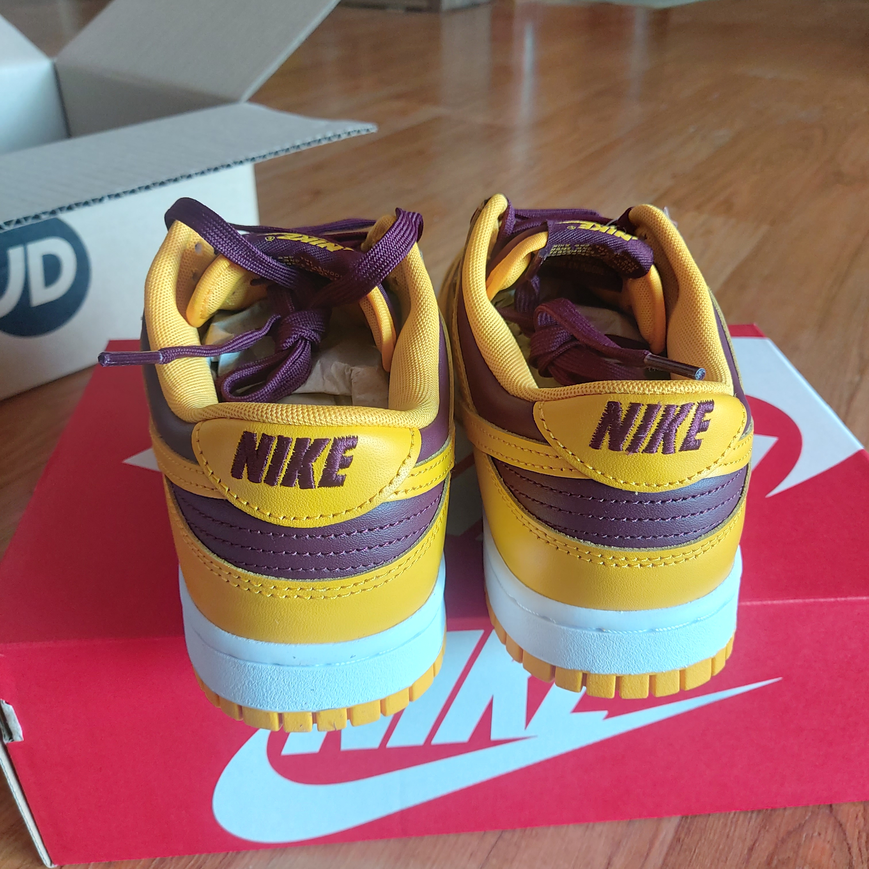 Nike Dunk Low Retro University Gold and Deep Maroon 착용 스타일 - 3