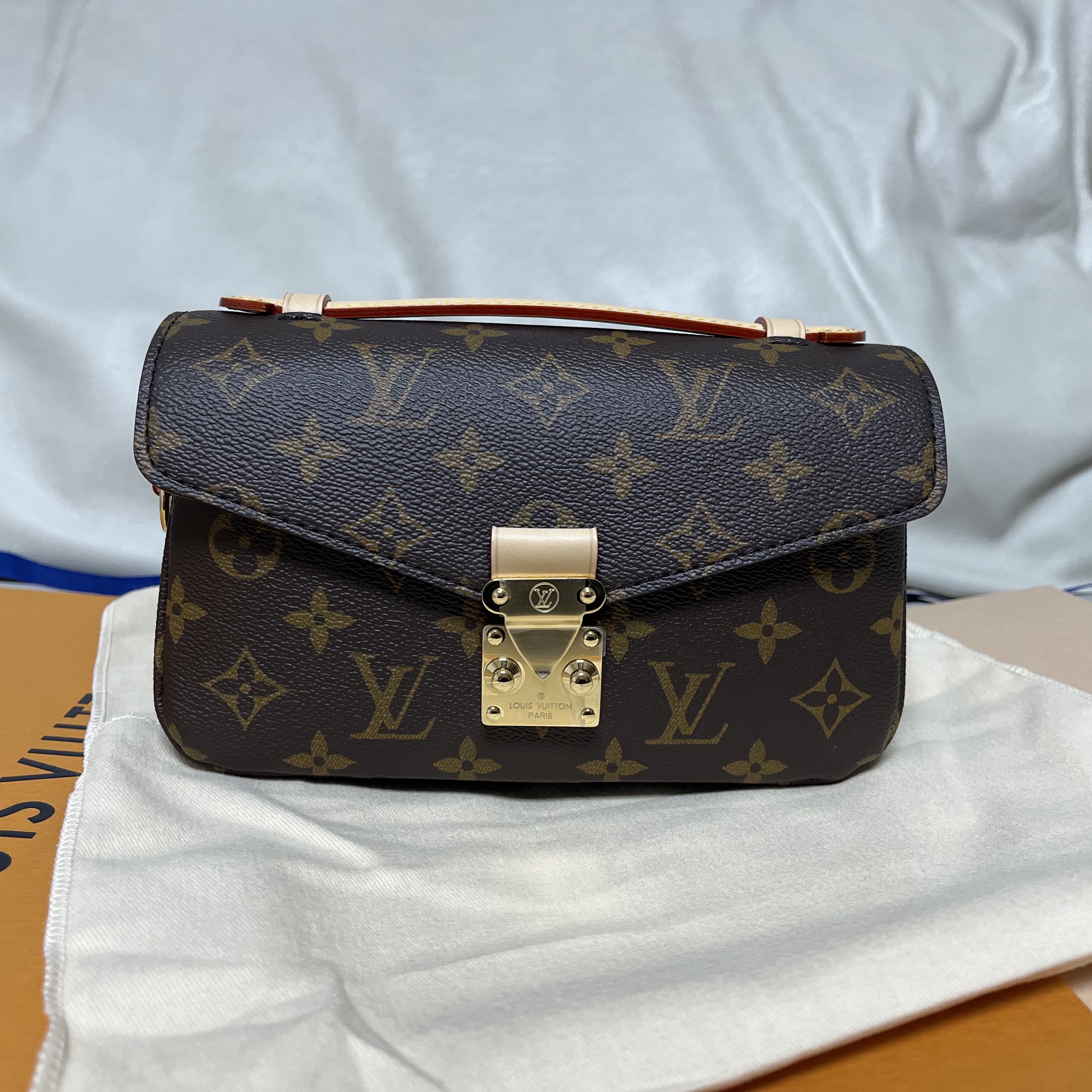 Louis Vuitton Pochette Metis East West Monogram 착용 스타일 - 5