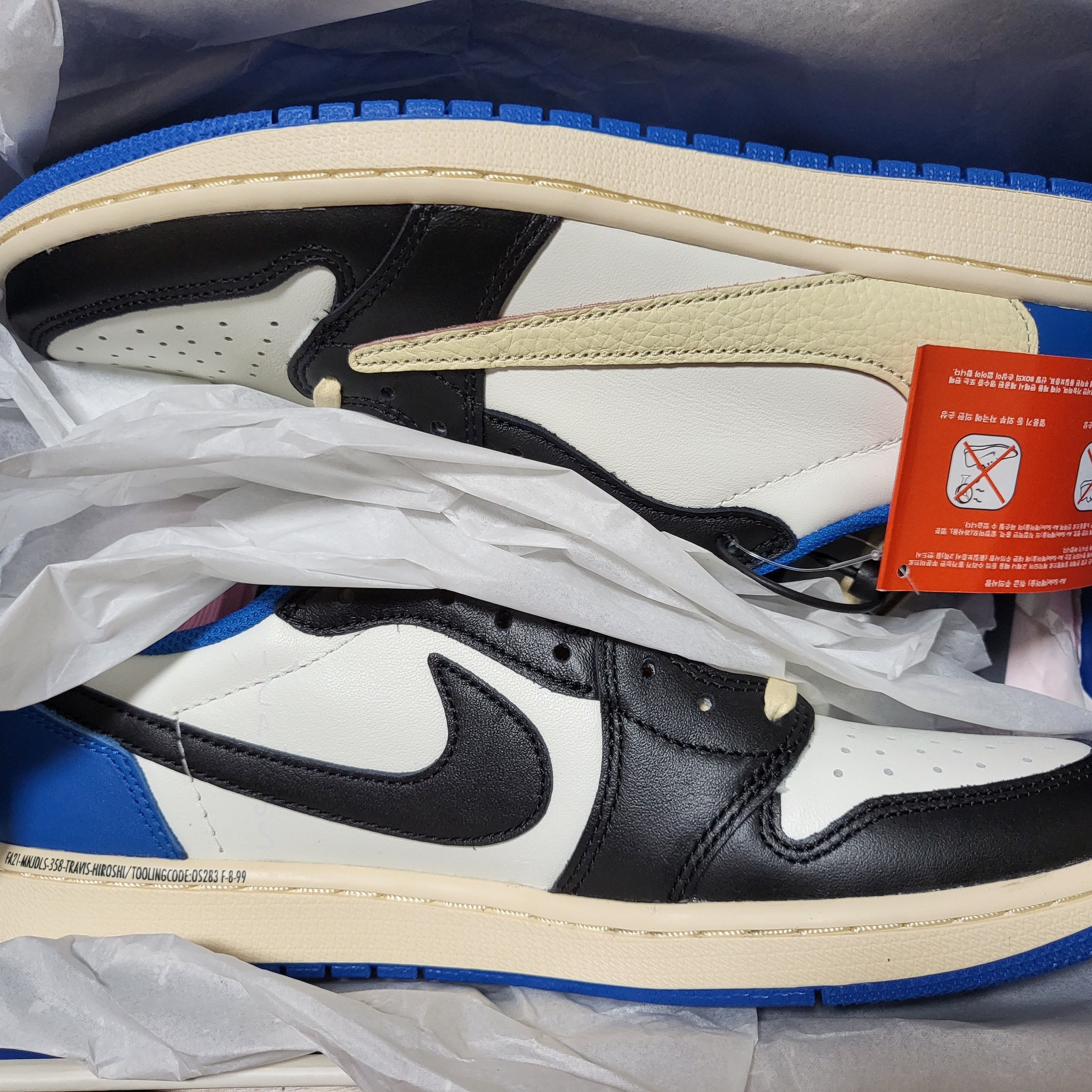 Jordan 1 x Travis Scott x Fragment Retro Low OG SP Military Blue 착용 스타일 - 1