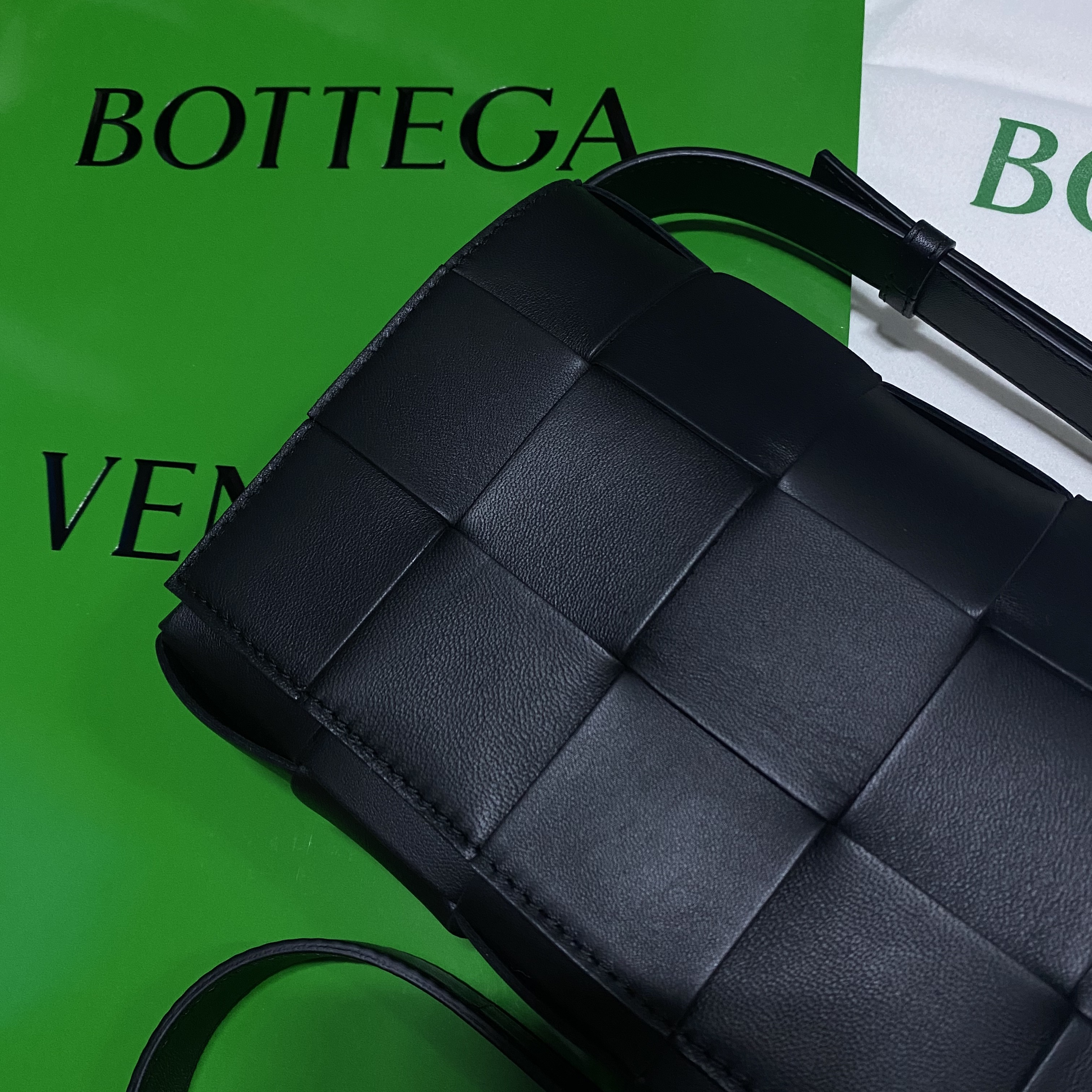 Bottega Veneta Lambskin Leather Cassette Black 착용 스타일 - 1
