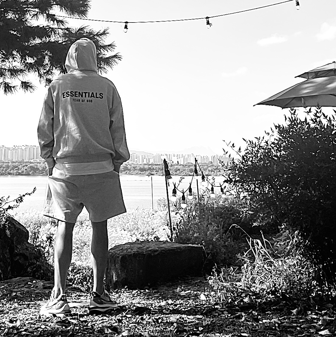 Essentials The Core Collection Hoodie Light Oatmeal, Essentials The Core Collection Sweatshorts Light Oatmeal 착용 스타일