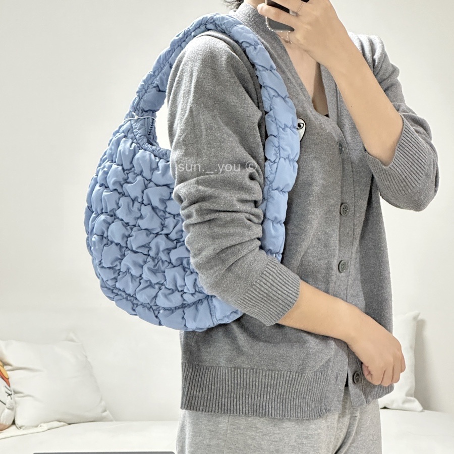 COS Quilted Mini Bag Light Blue 착용 스타일 - 2