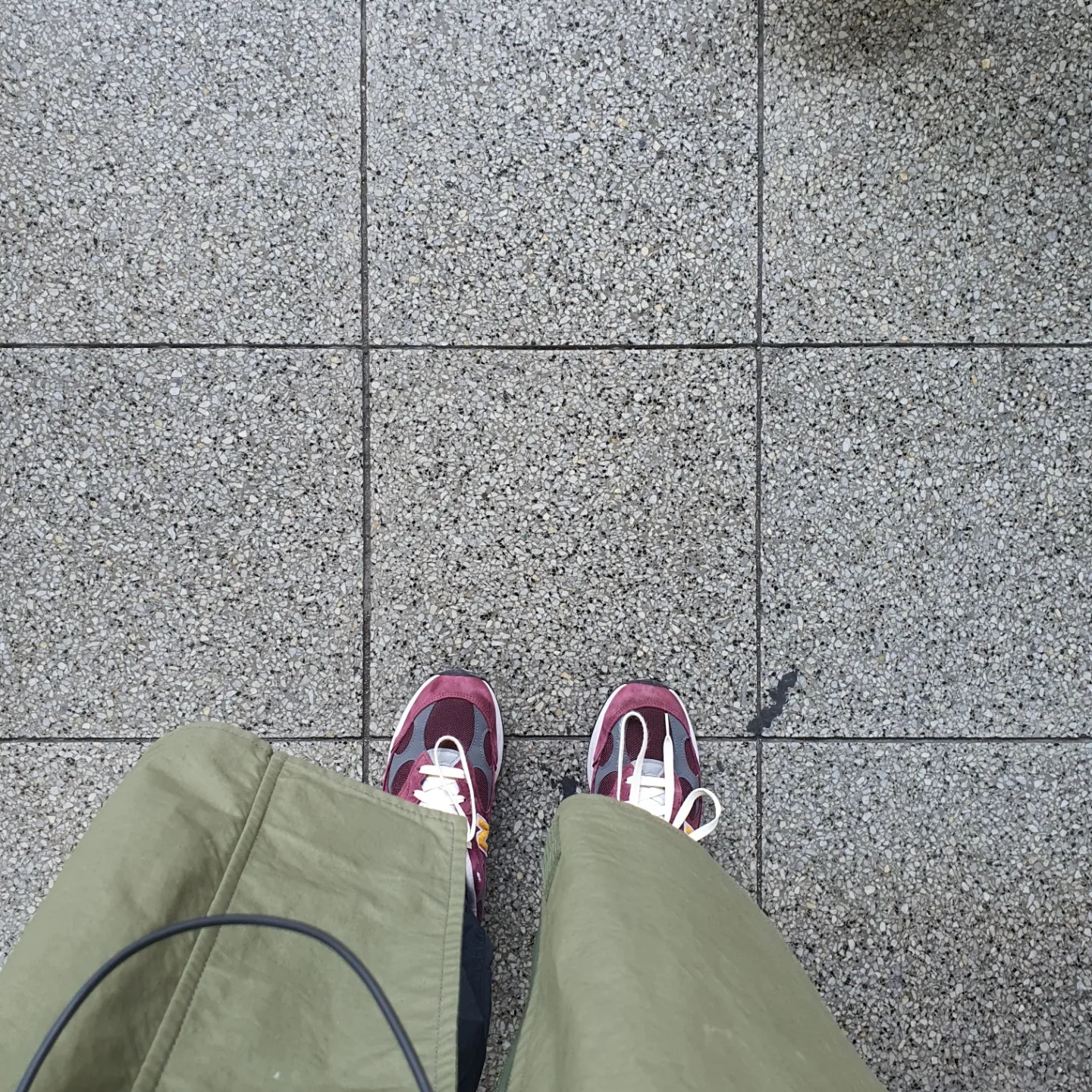 New Balance 992 Made in USA Burgundy Gold 착용 스타일 - 2