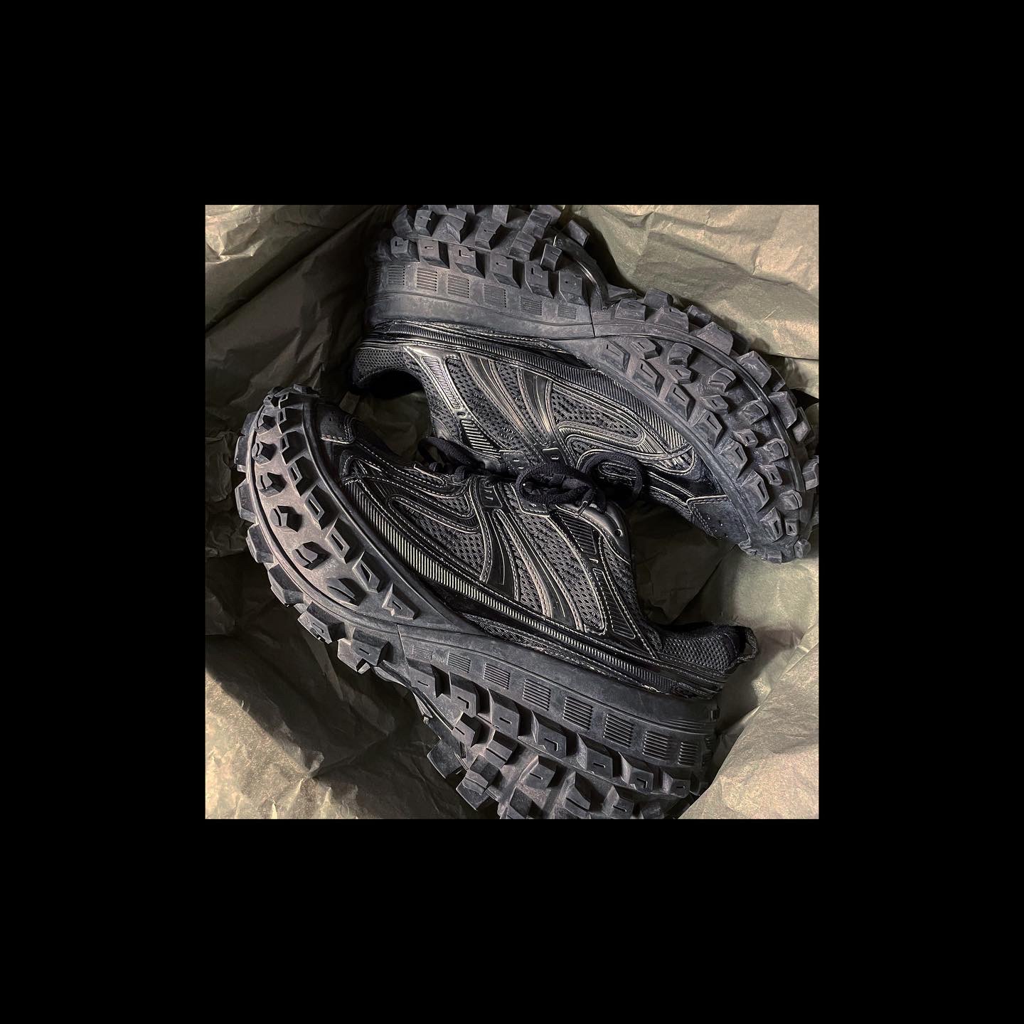 Balenciaga Defender Sneakers Black 착용 스타일 - 1