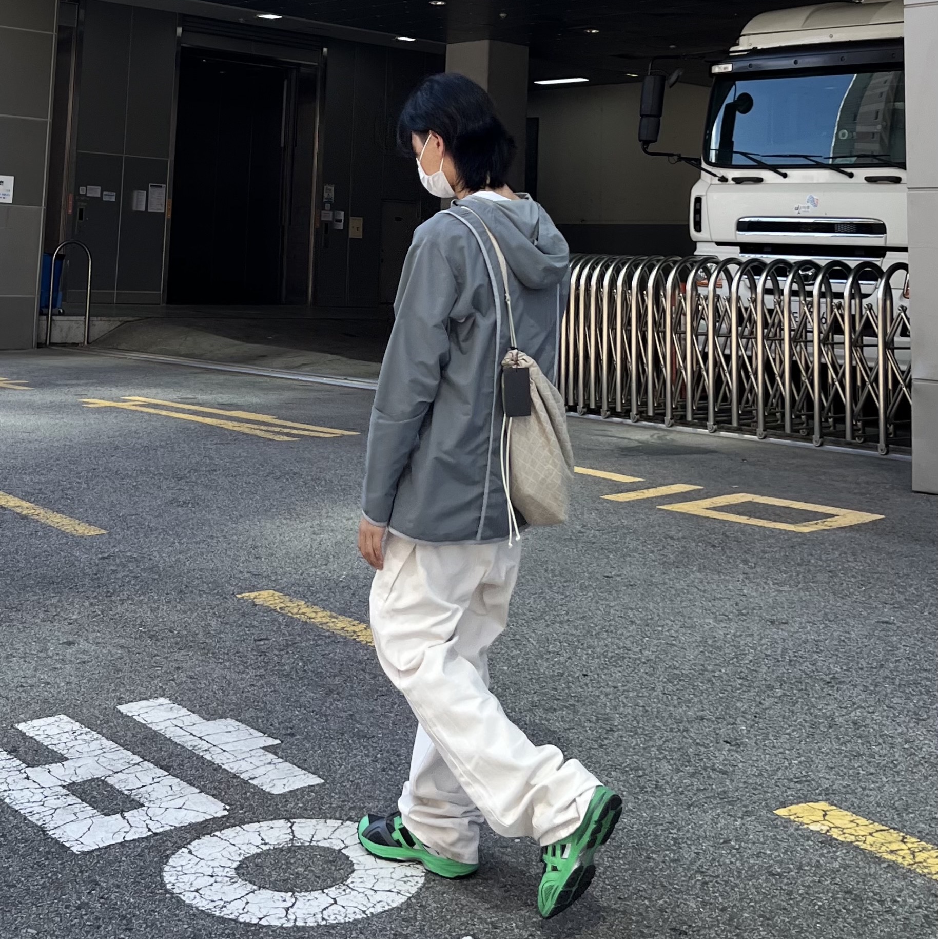 Asics HS2-S Gel-MC Plus Sea Glass Graphite Grey 착용 스타일 - 2
