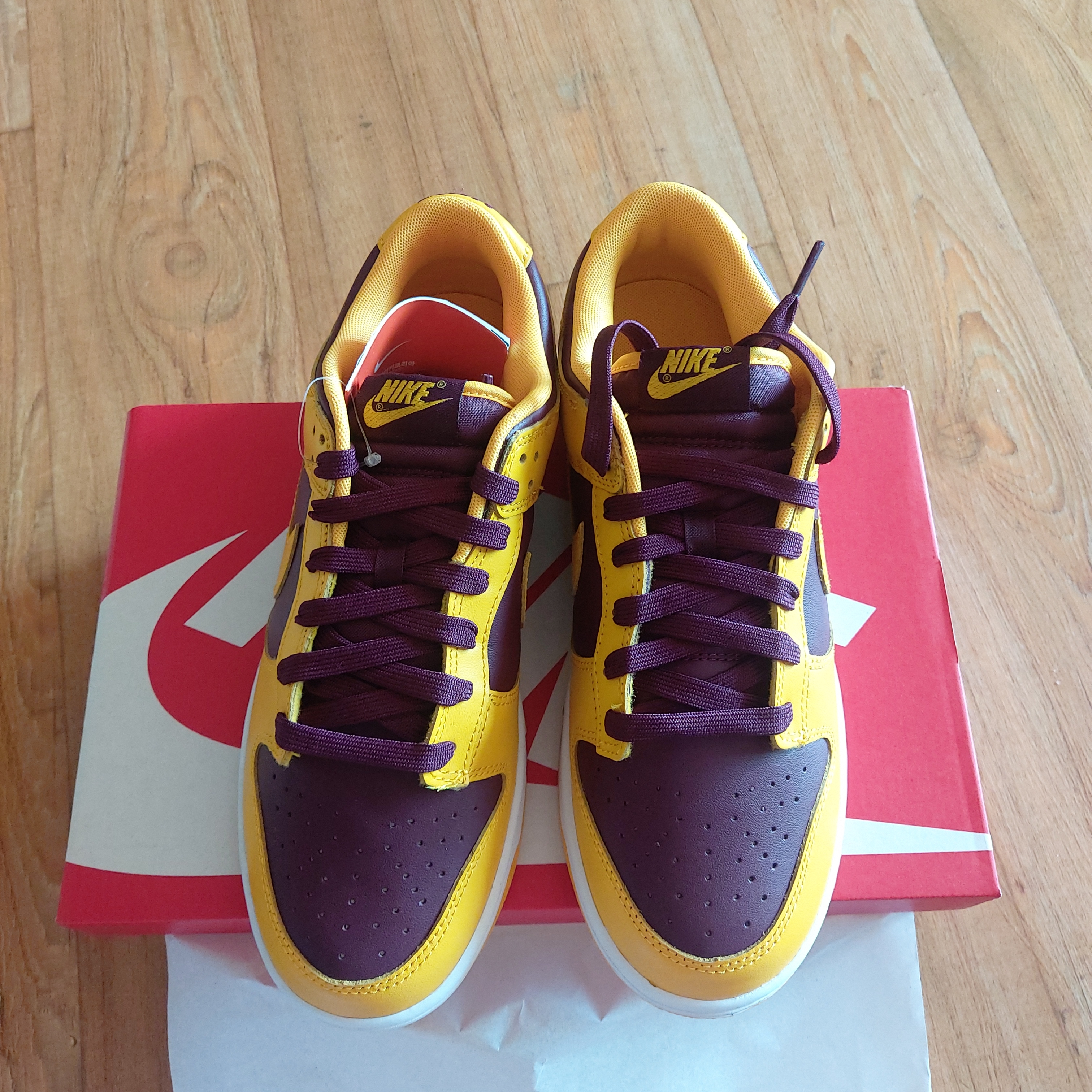 Nike Dunk Low Retro University Gold and Deep Maroon 착용 스타일 - 4