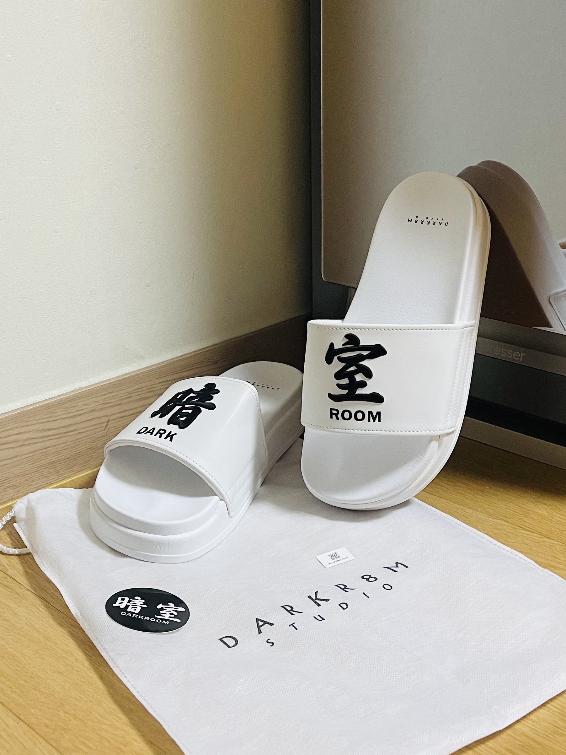 Darkr8m Studio Slides White 착용 스타일