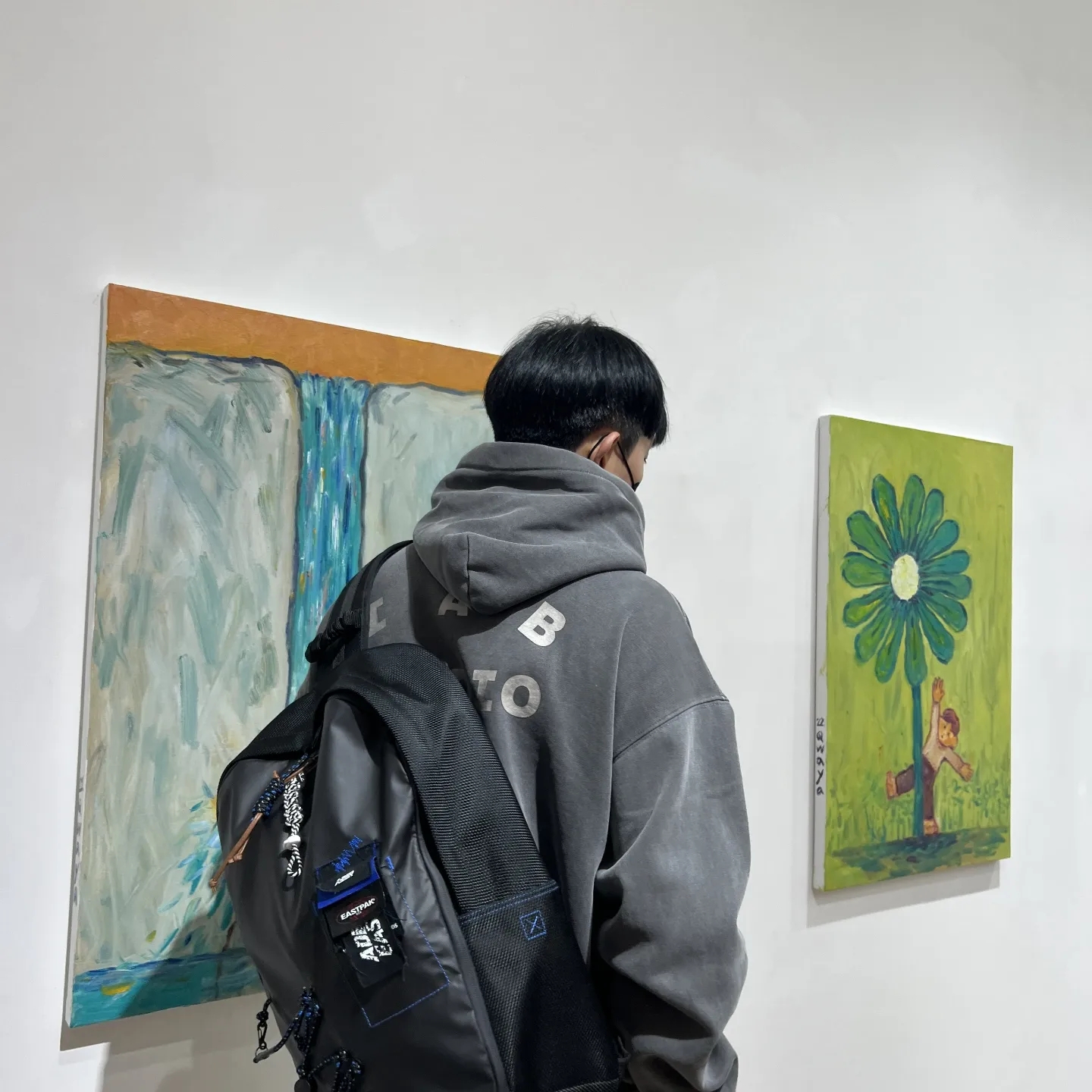 IAB Studio Pigment Hoodie & Sack Black, New Balance 2002R Grey 착용 스타일 - 3