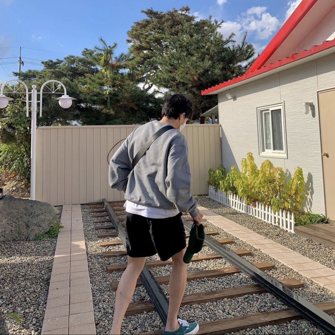 AMI de Coeur Tone-On-Tone Sweatshirt Heather Grey 착용 스타일 - 2