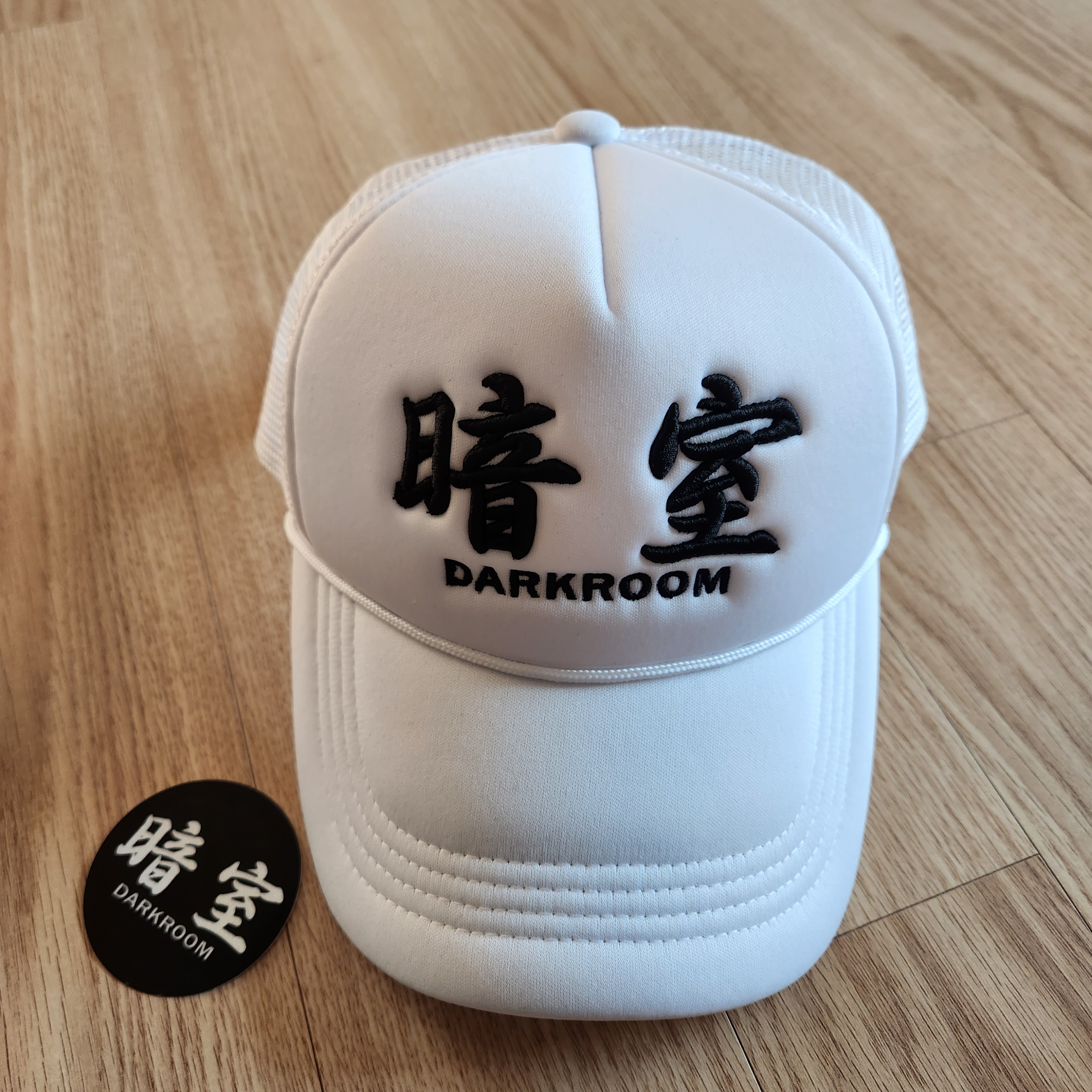 Darkr8m Studio Mesh Trucker Cap White 착용 스타일 - 4